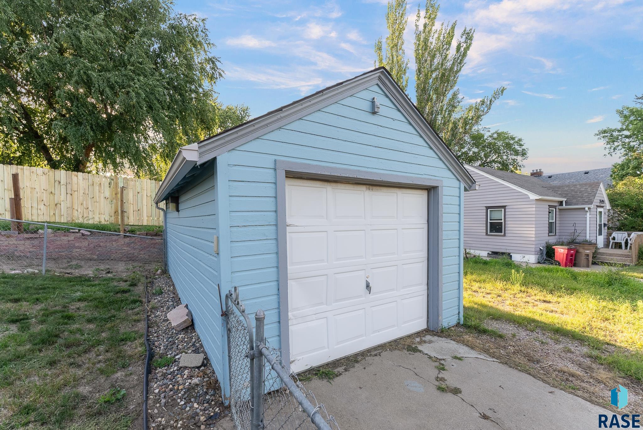 Sioux Falls, South Dakota 57104, United States, 3 Bedrooms Bedrooms, ,2 BathroomsBathrooms,Residential,Contingent,77265