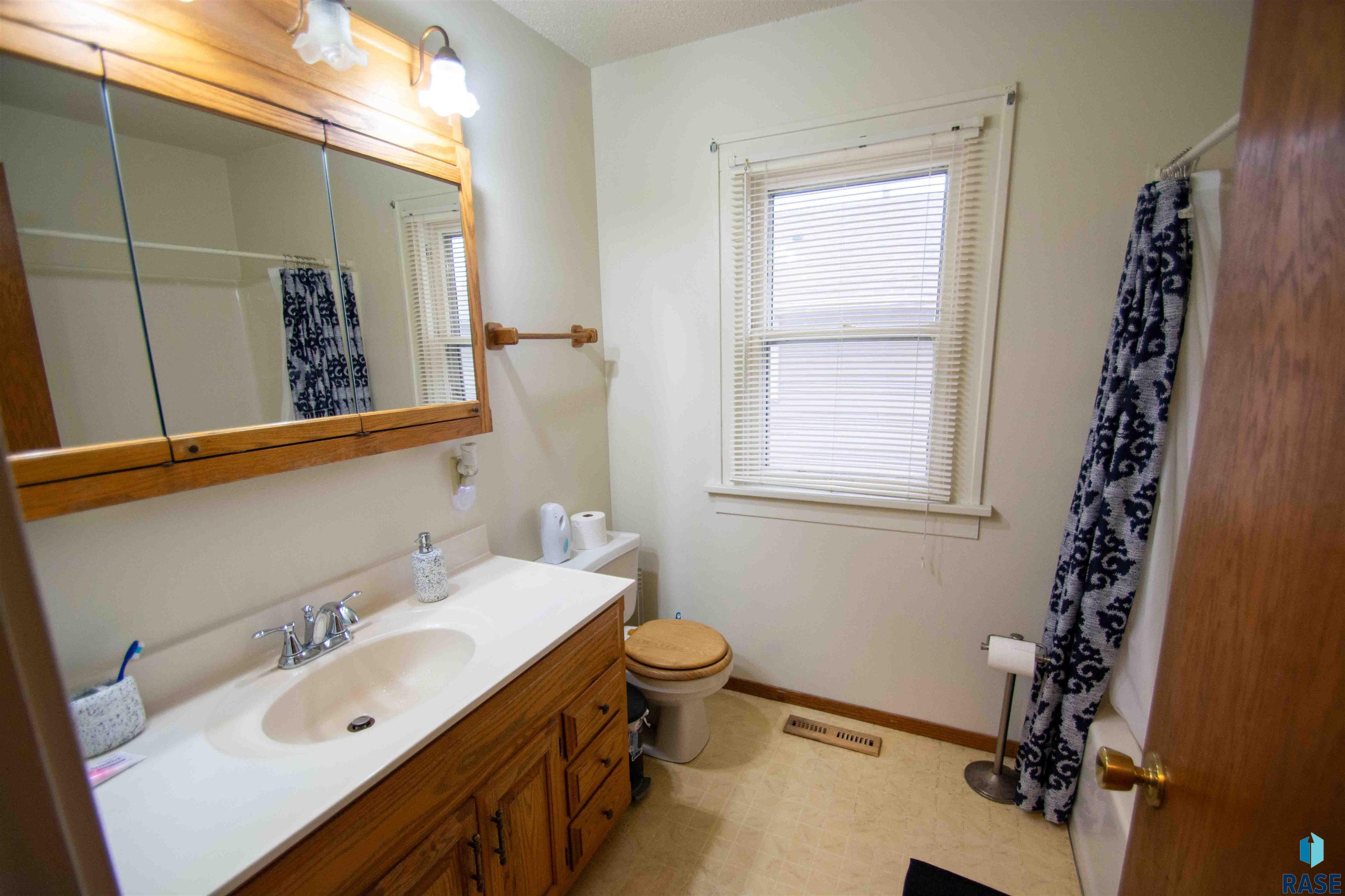 Sioux Falls, South Dakota 57104, United States, 2 Bedrooms Bedrooms, ,1 BathroomBathrooms,Residential,Contingent,34011