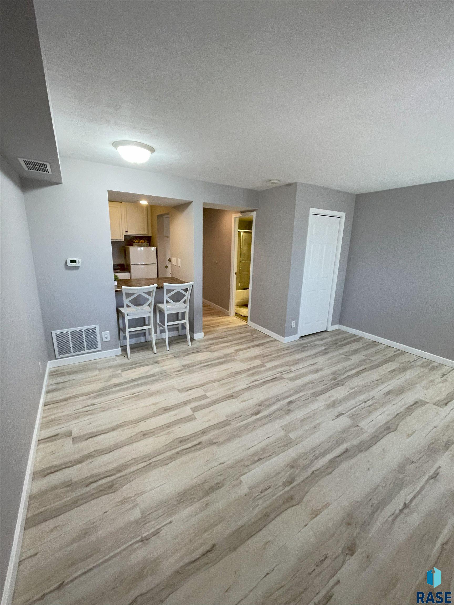 Sioux Falls, South Dakota 57105, United States, ,1 BathroomBathrooms,Residential,Contingent,77153