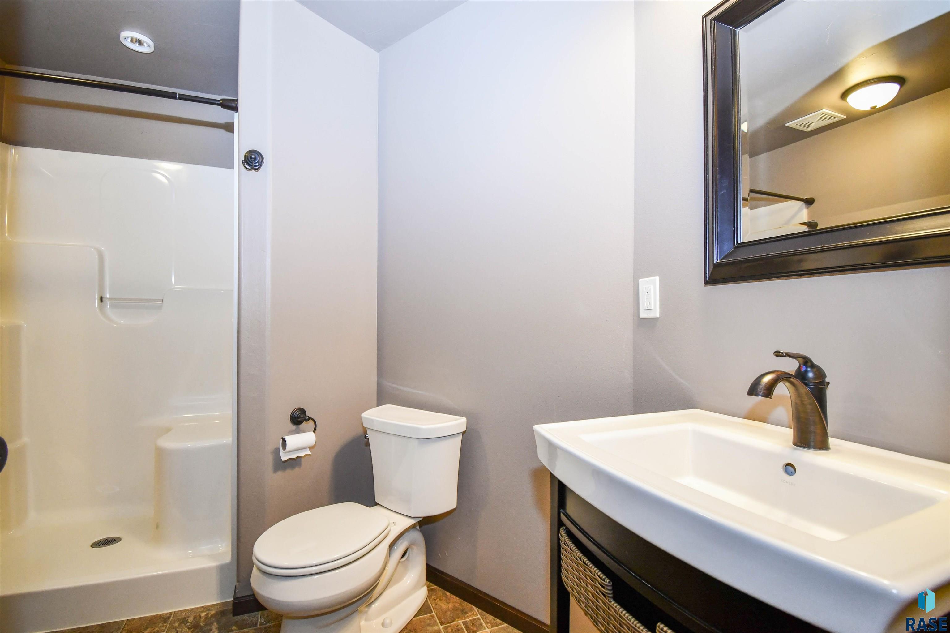 Sioux Falls, South Dakota 57110, United States, 4 Bedrooms Bedrooms, ,3 BathroomsBathrooms,Residential,Pending,101259