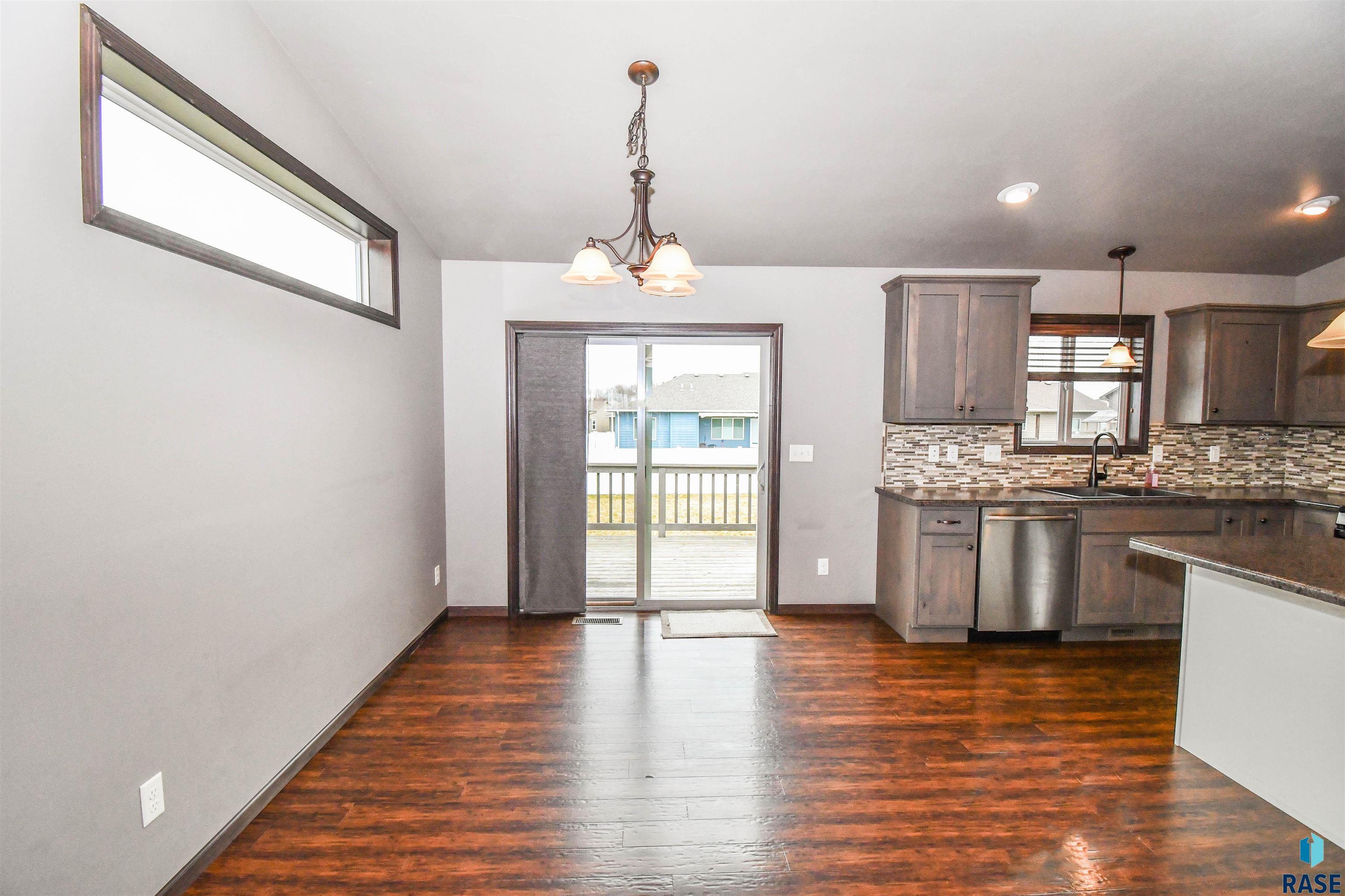 Sioux Falls, South Dakota 57110, United States, 4 Bedrooms Bedrooms, ,3 BathroomsBathrooms,Residential,Pending,101259