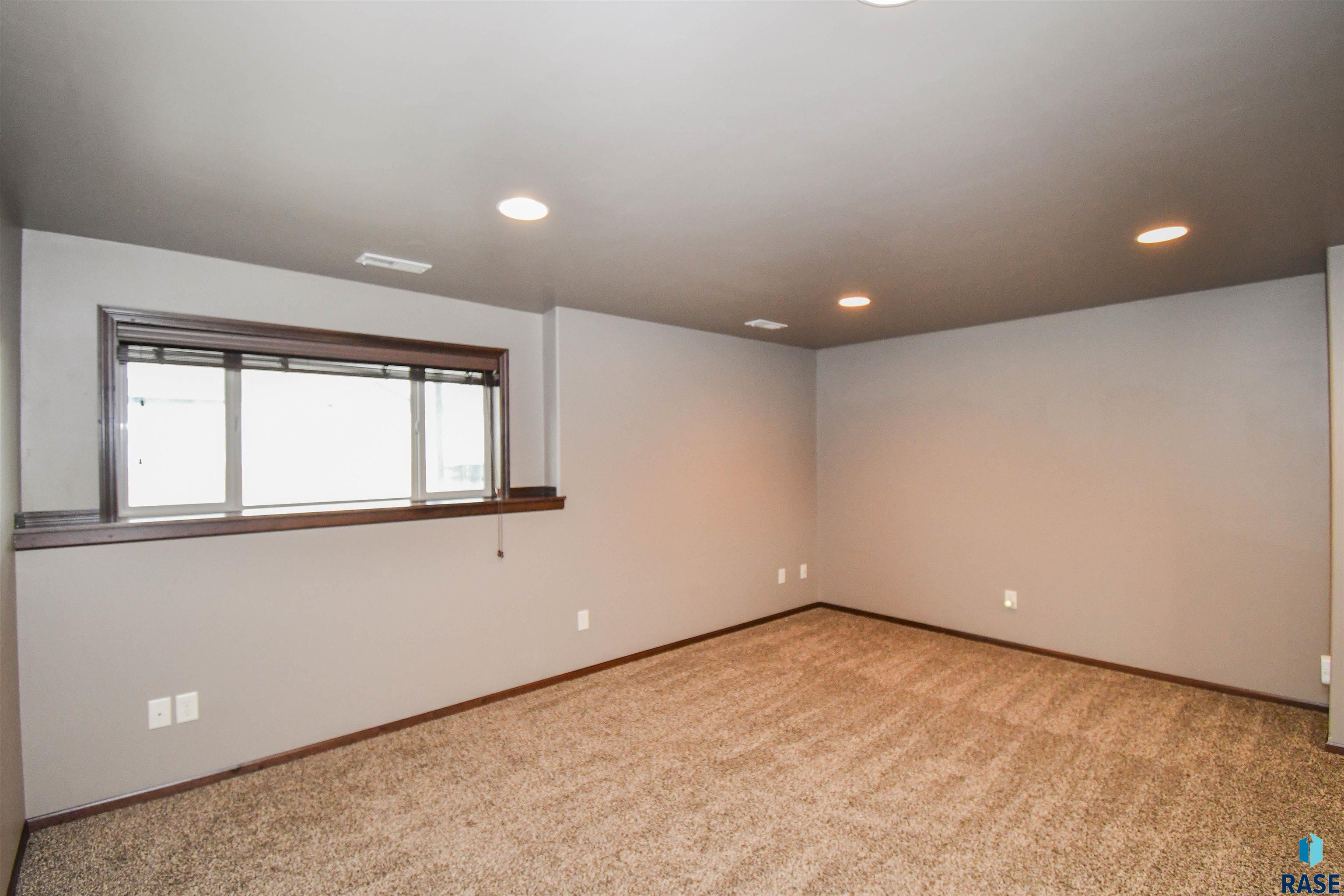 Sioux Falls, South Dakota 57110, United States, 4 Bedrooms Bedrooms, ,3 BathroomsBathrooms,Residential,Pending,101259