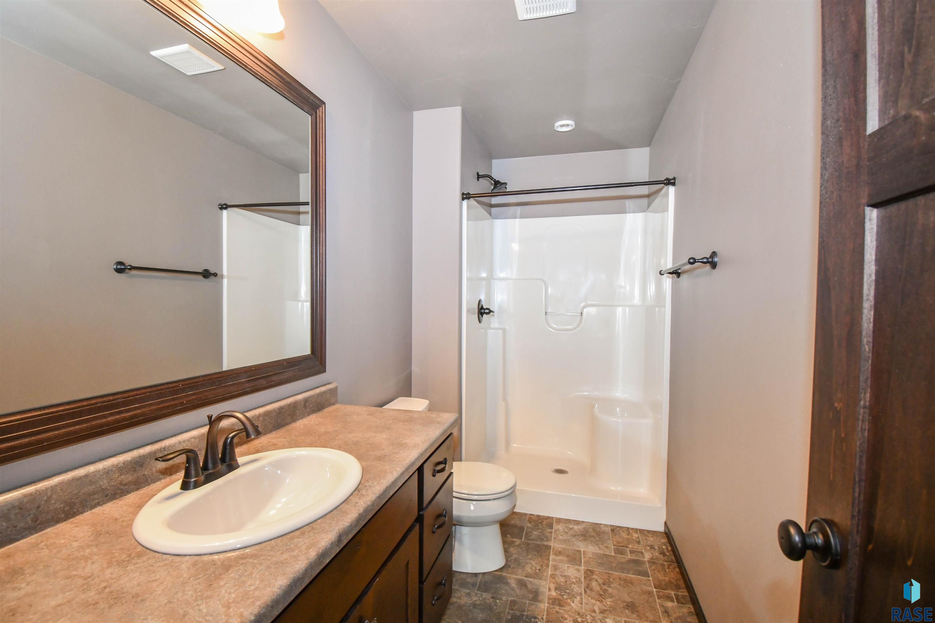 Sioux Falls, South Dakota 57110, United States, 4 Bedrooms Bedrooms, ,3 BathroomsBathrooms,Residential,Pending,101259