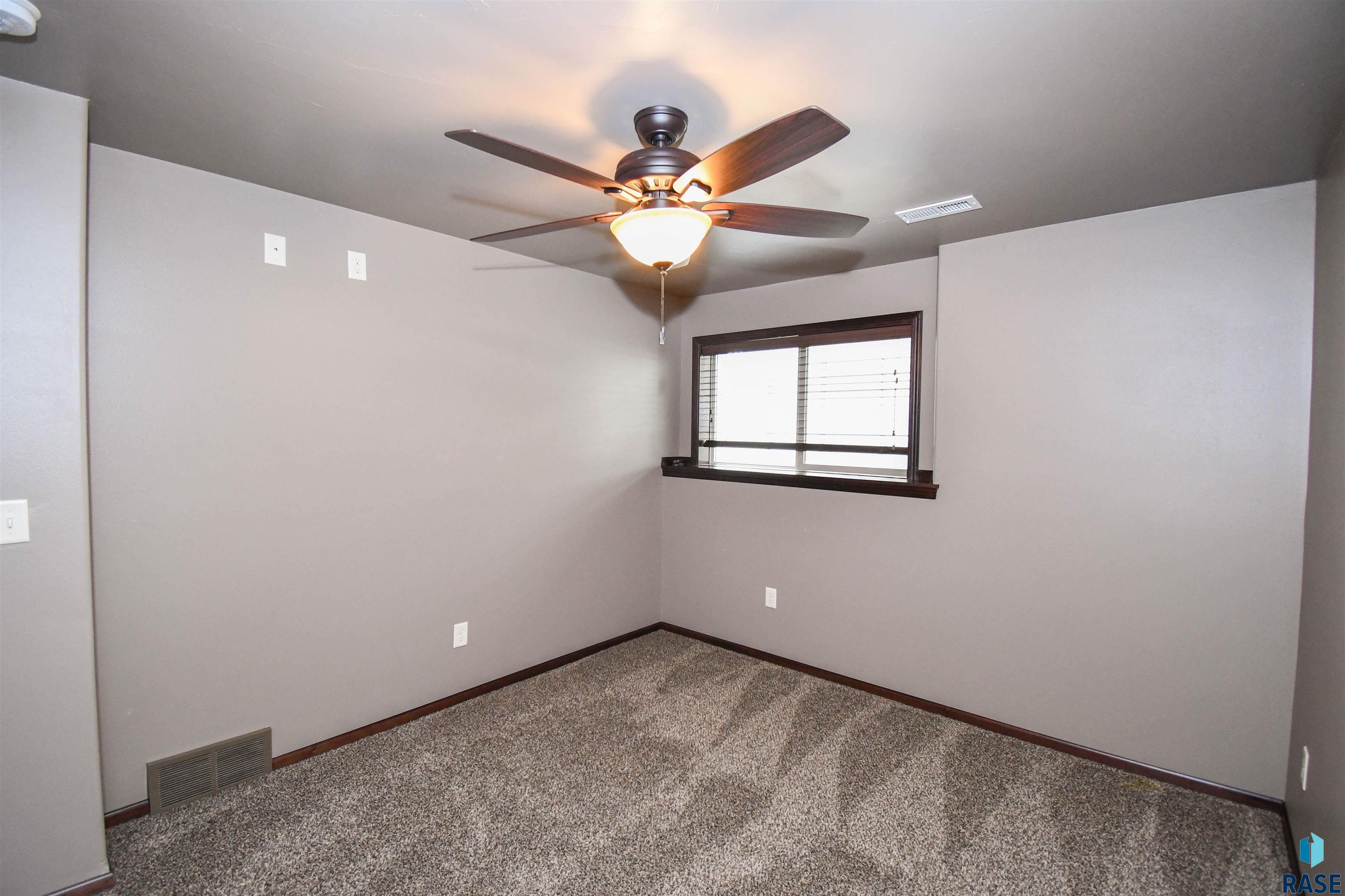 Sioux Falls, South Dakota 57110, United States, 4 Bedrooms Bedrooms, ,3 BathroomsBathrooms,Residential,Pending,101259