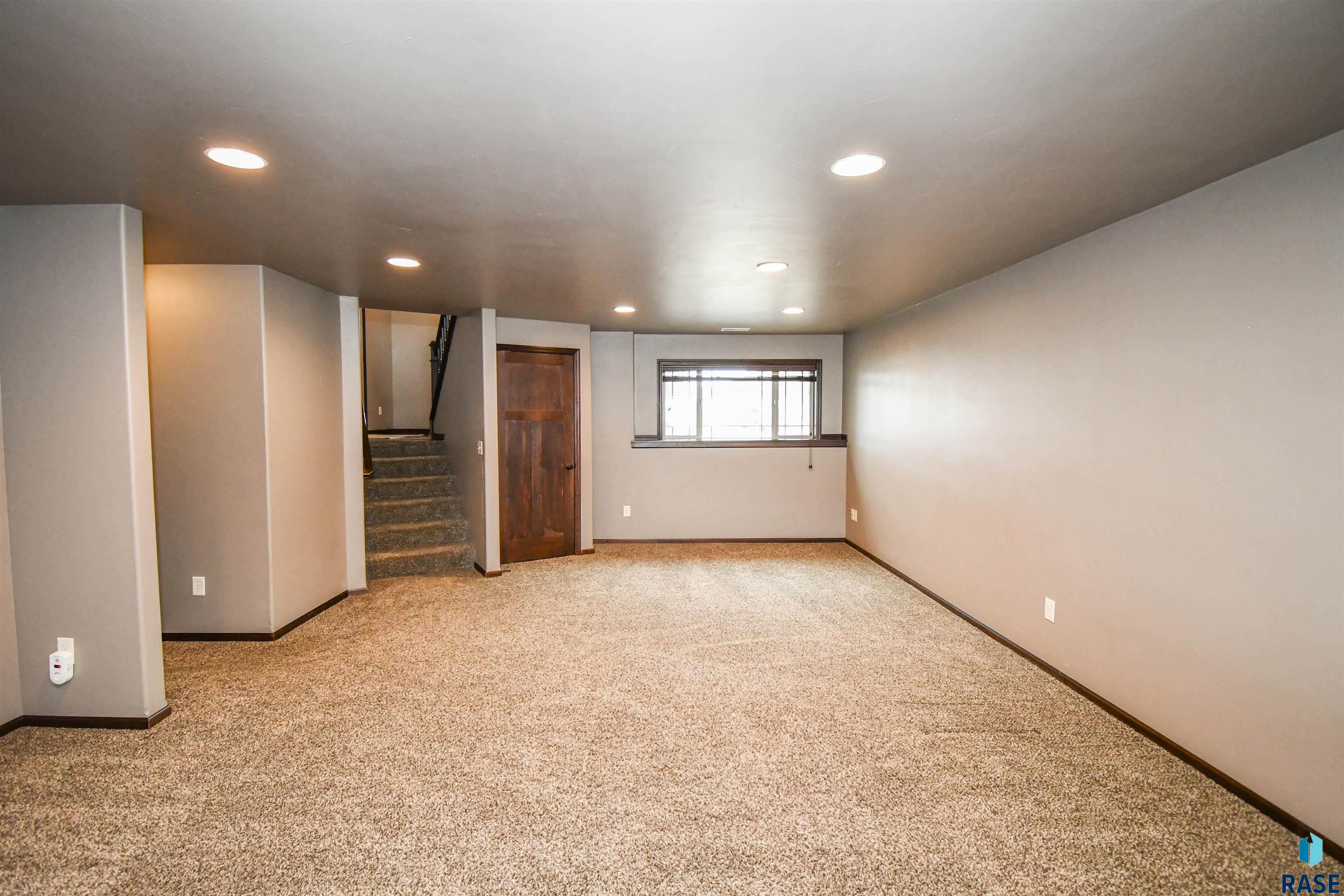 Sioux Falls, South Dakota 57110, United States, 4 Bedrooms Bedrooms, ,3 BathroomsBathrooms,Residential,Pending,101259