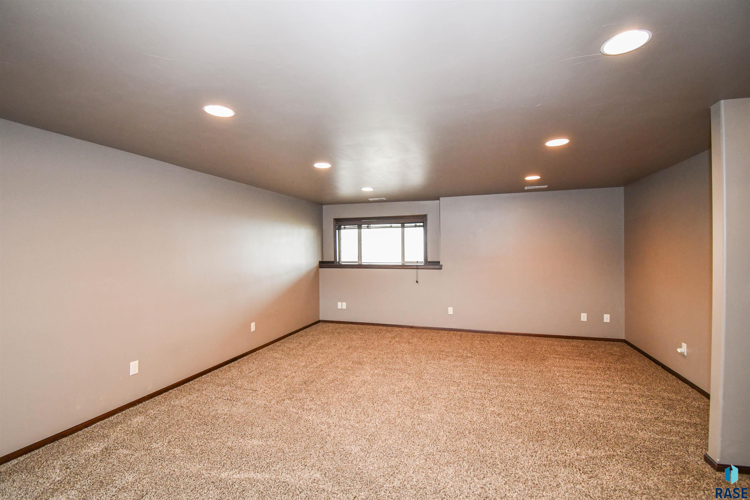 Sioux Falls, South Dakota 57110, United States, 4 Bedrooms Bedrooms, ,3 BathroomsBathrooms,Residential,Pending,101259