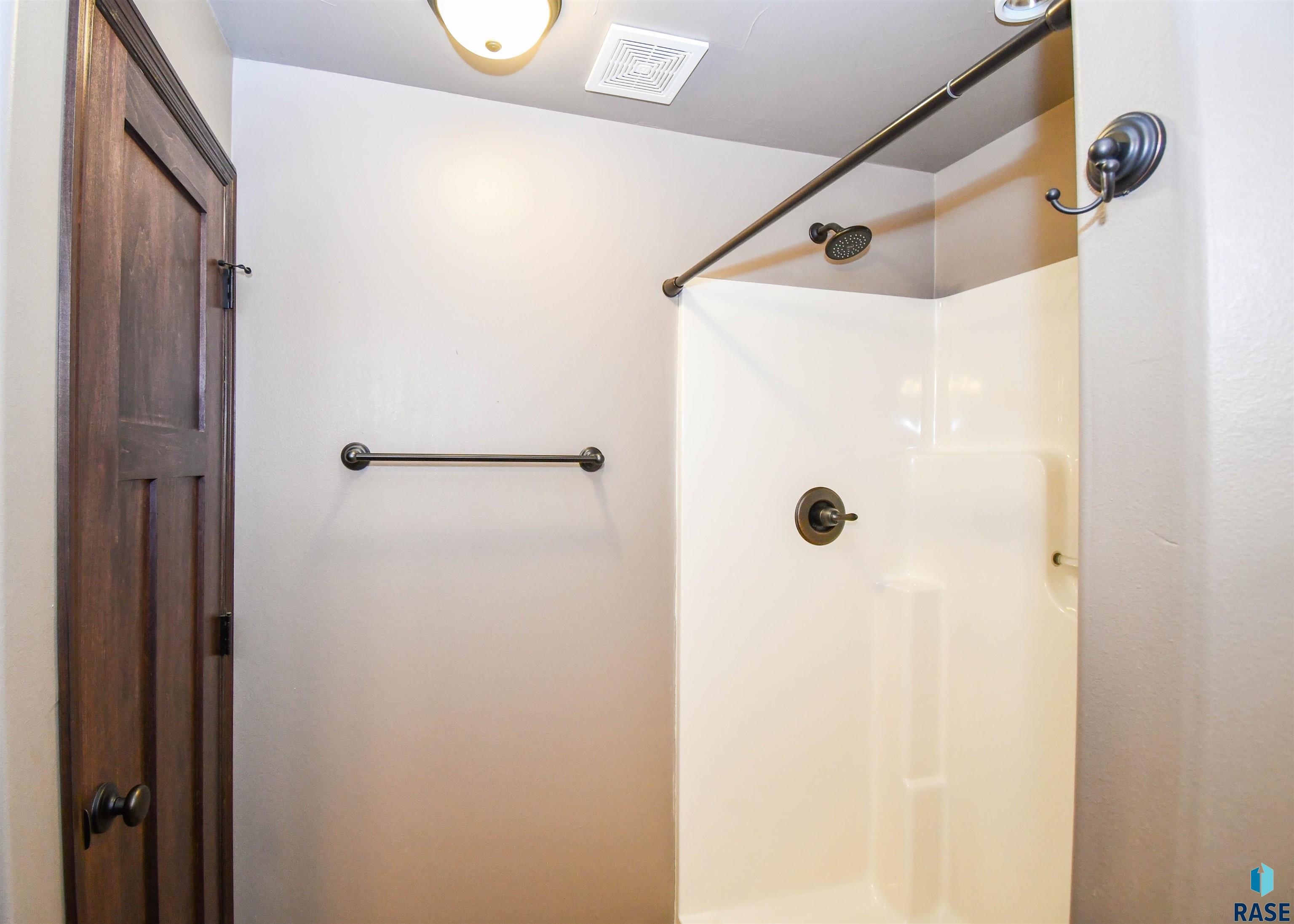 Sioux Falls, South Dakota 57110, United States, 4 Bedrooms Bedrooms, ,3 BathroomsBathrooms,Residential,Pending,101259