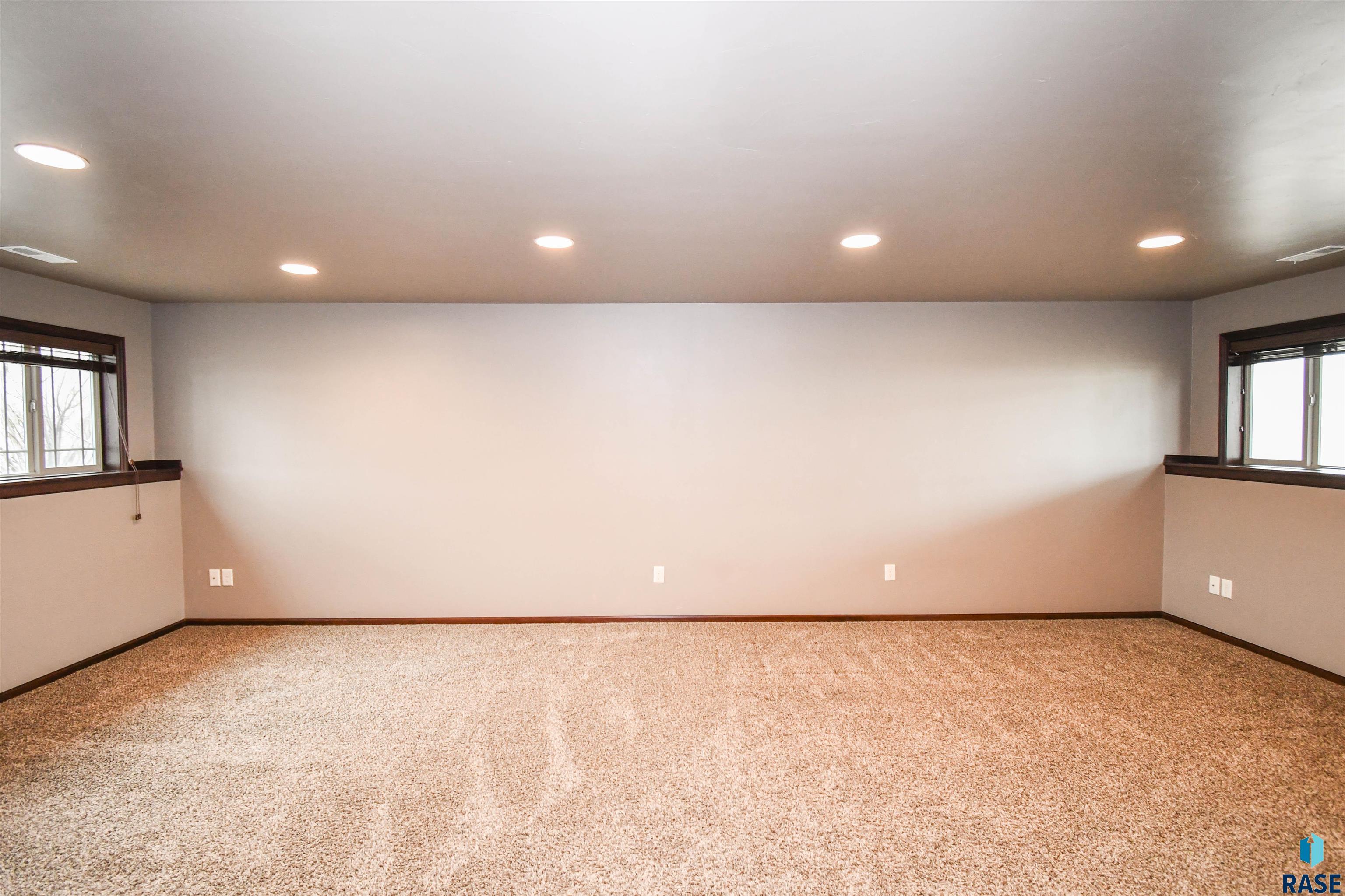 Sioux Falls, South Dakota 57110, United States, 4 Bedrooms Bedrooms, ,3 BathroomsBathrooms,Residential,Pending,101259