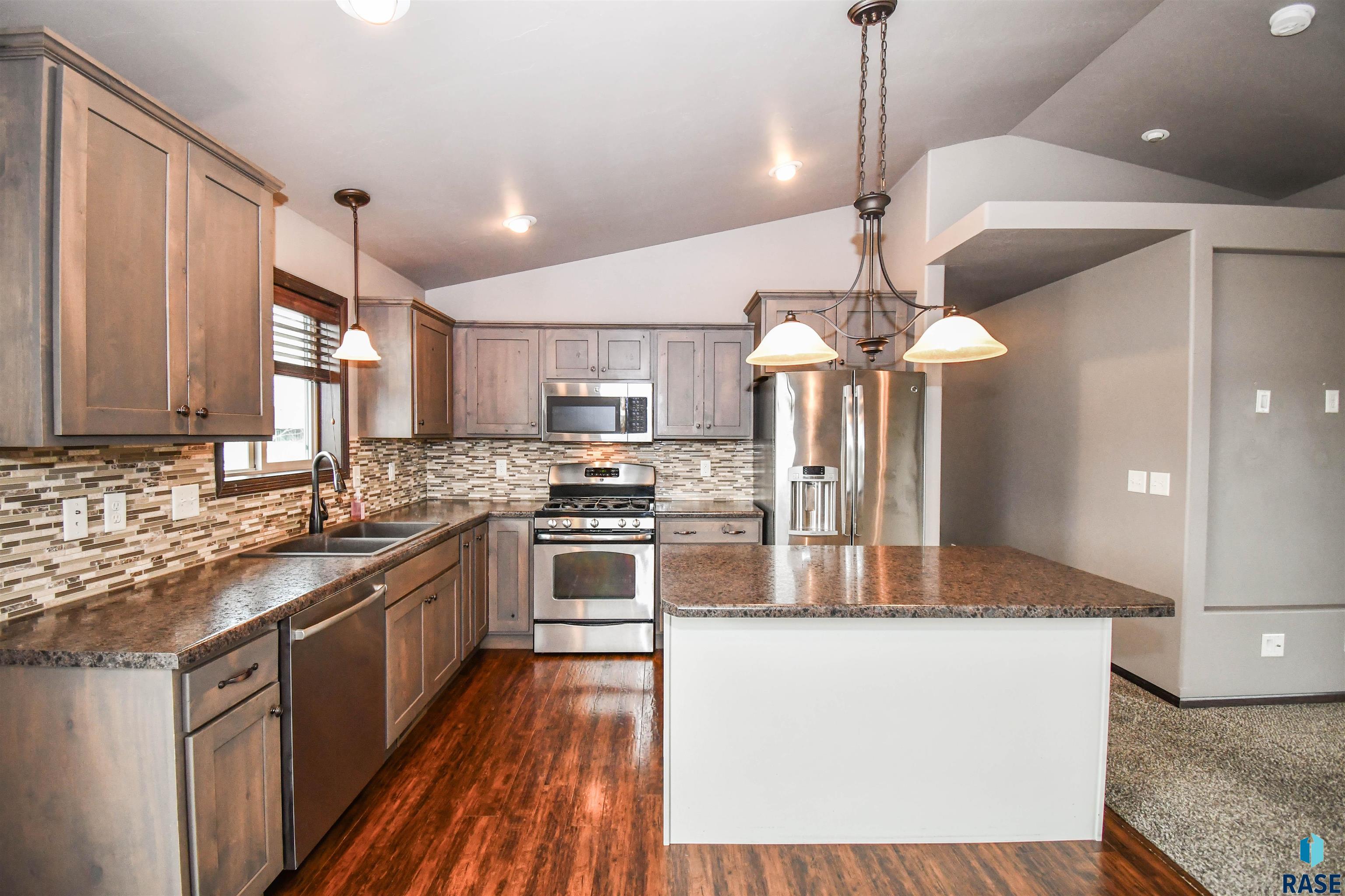 Sioux Falls, South Dakota 57110, United States, 4 Bedrooms Bedrooms, ,3 BathroomsBathrooms,Residential,Pending,101259