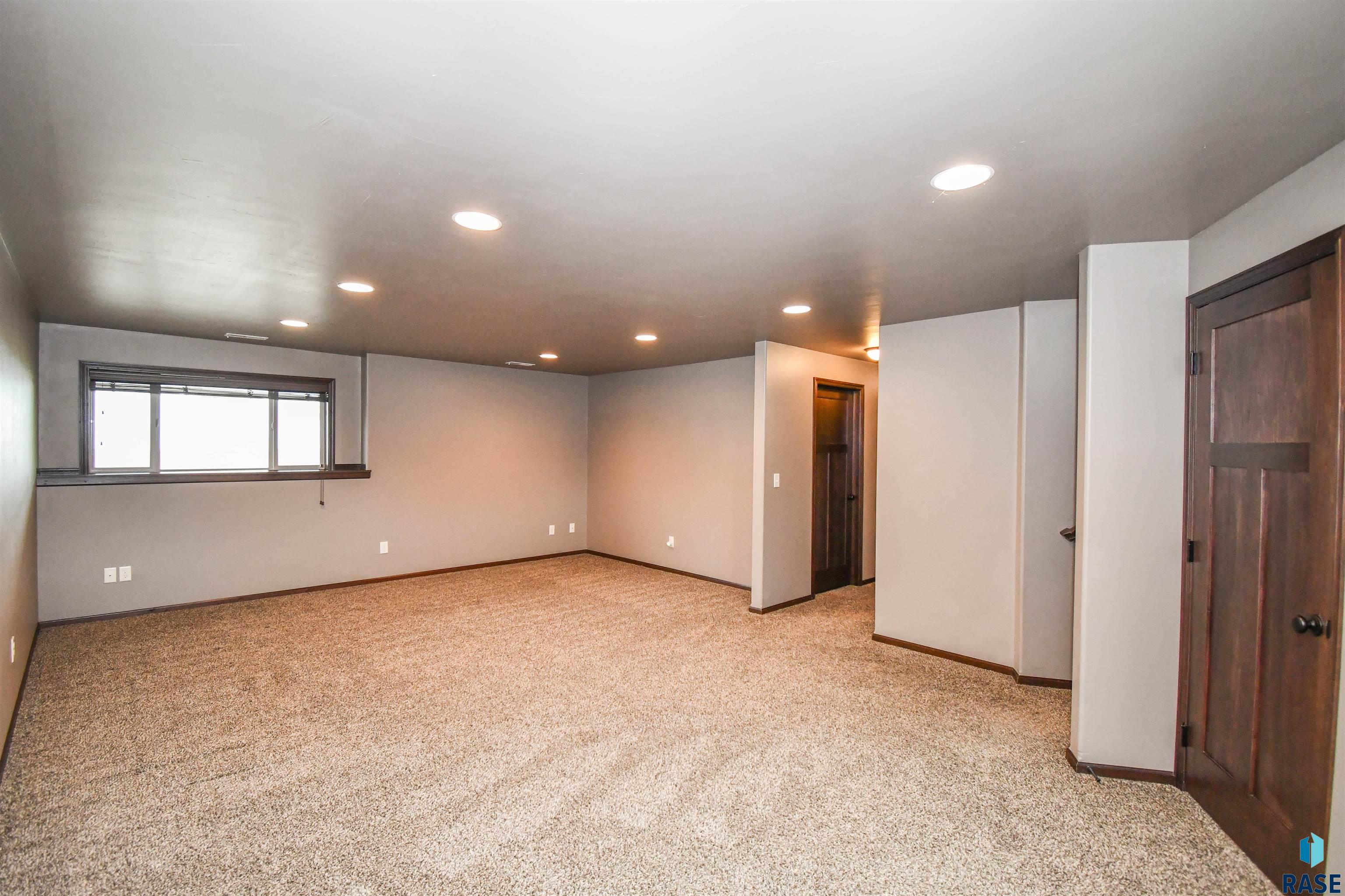 Sioux Falls, South Dakota 57110, United States, 4 Bedrooms Bedrooms, ,3 BathroomsBathrooms,Residential,Pending,101259