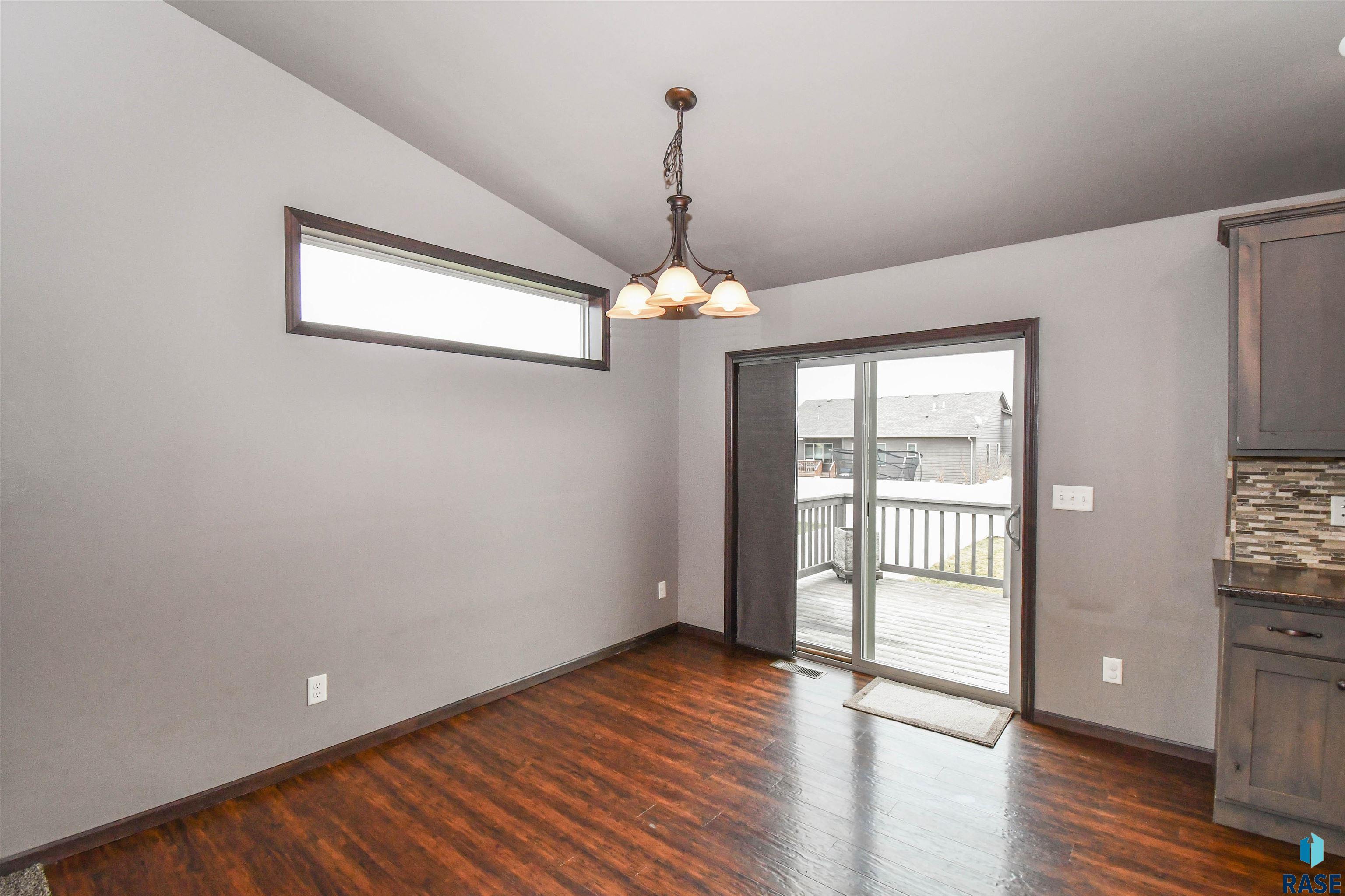 Sioux Falls, South Dakota 57110, United States, 4 Bedrooms Bedrooms, ,3 BathroomsBathrooms,Residential,Pending,101259