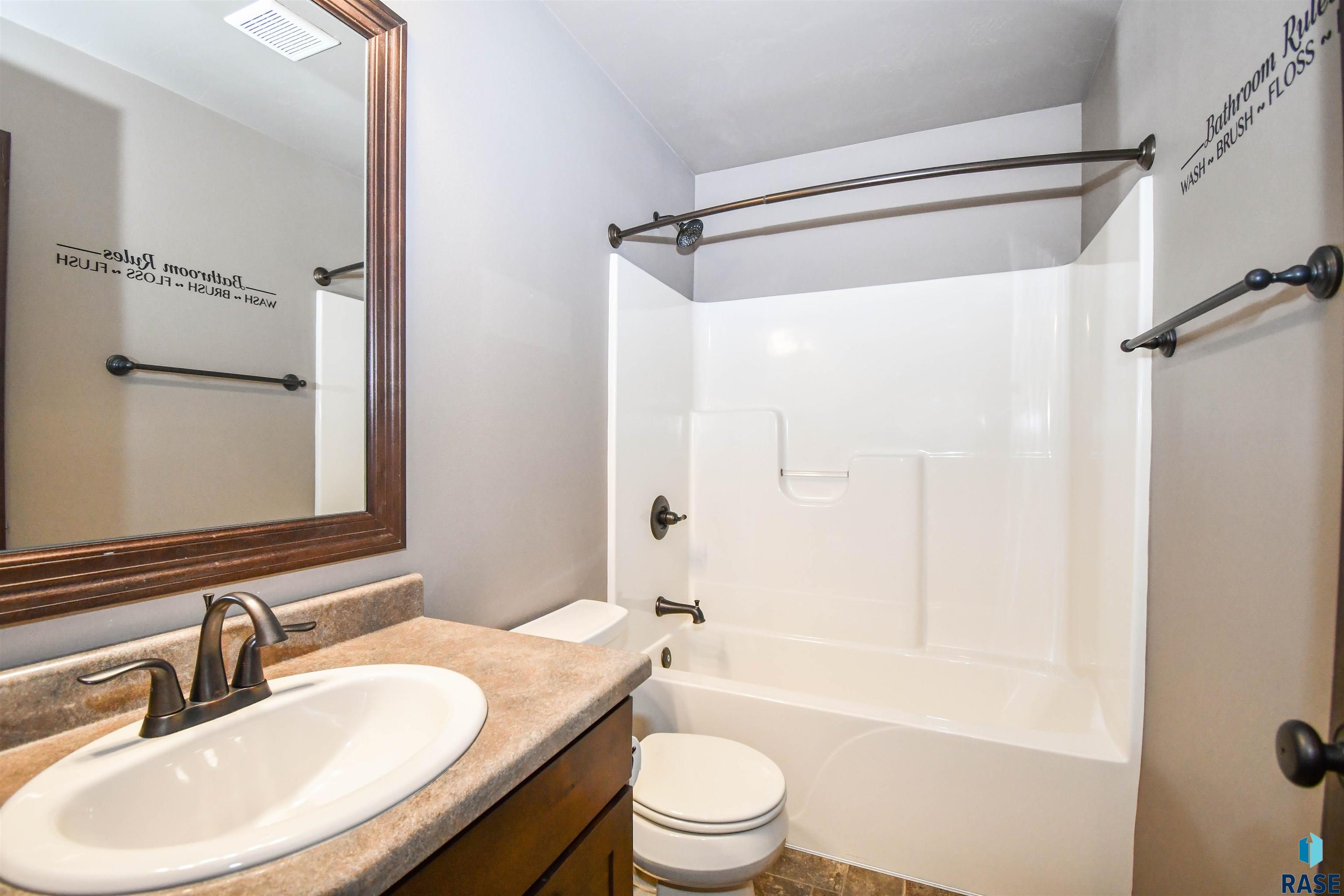 Sioux Falls, South Dakota 57110, United States, 4 Bedrooms Bedrooms, ,3 BathroomsBathrooms,Residential,Pending,101259