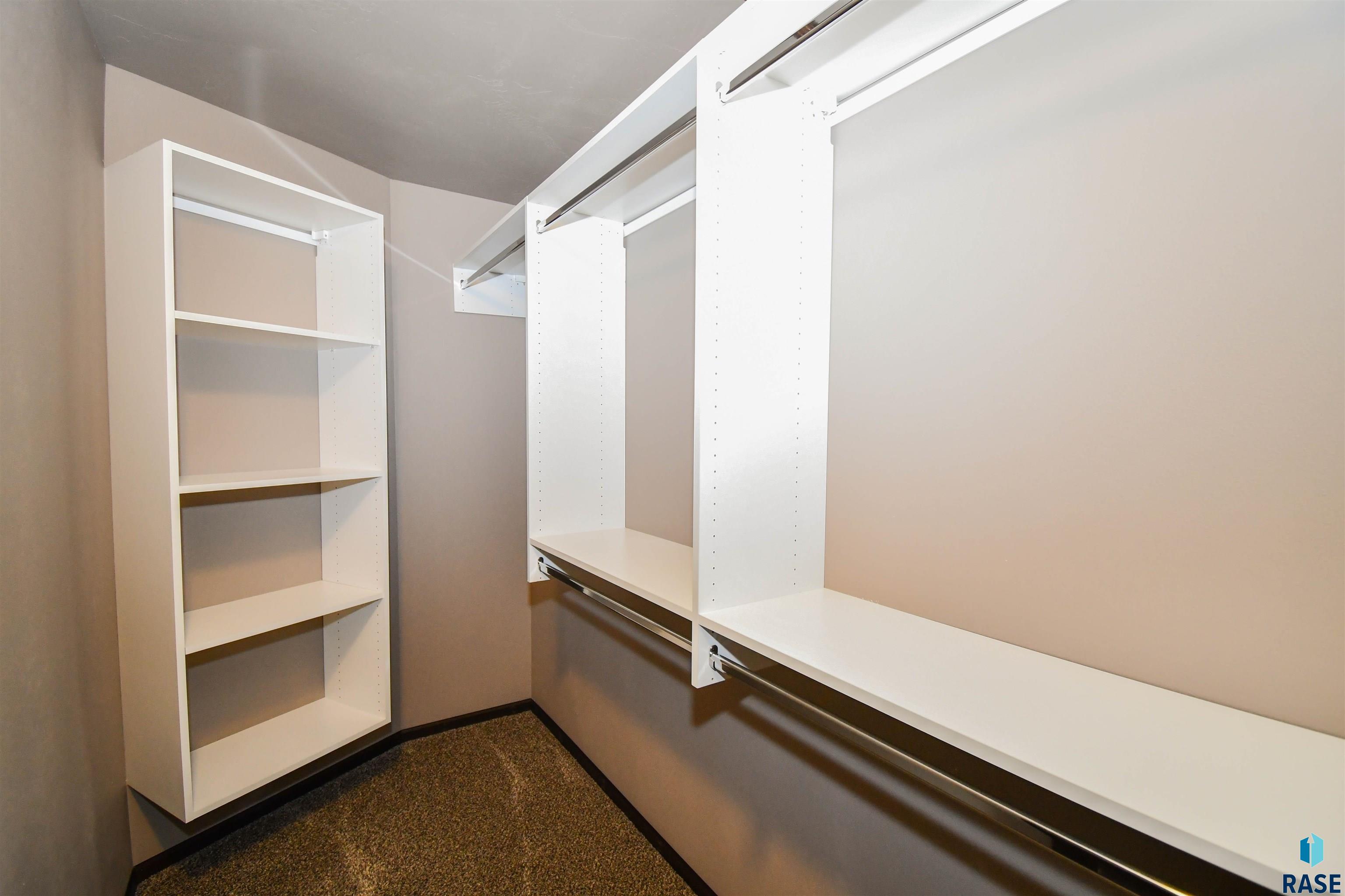 Sioux Falls, South Dakota 57110, United States, 4 Bedrooms Bedrooms, ,3 BathroomsBathrooms,Residential,Pending,101259