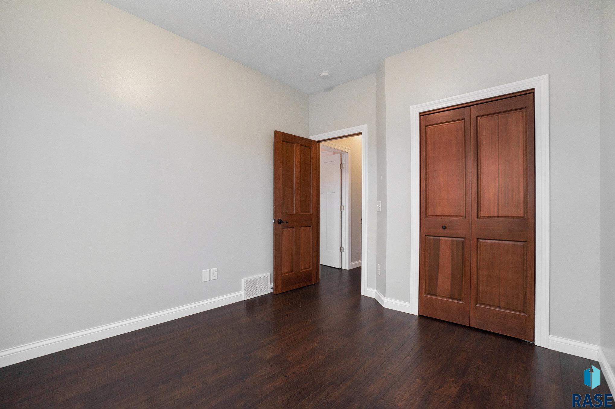 2405 E Yorkshire St Street, Sioux Falls, New Jersey image 21