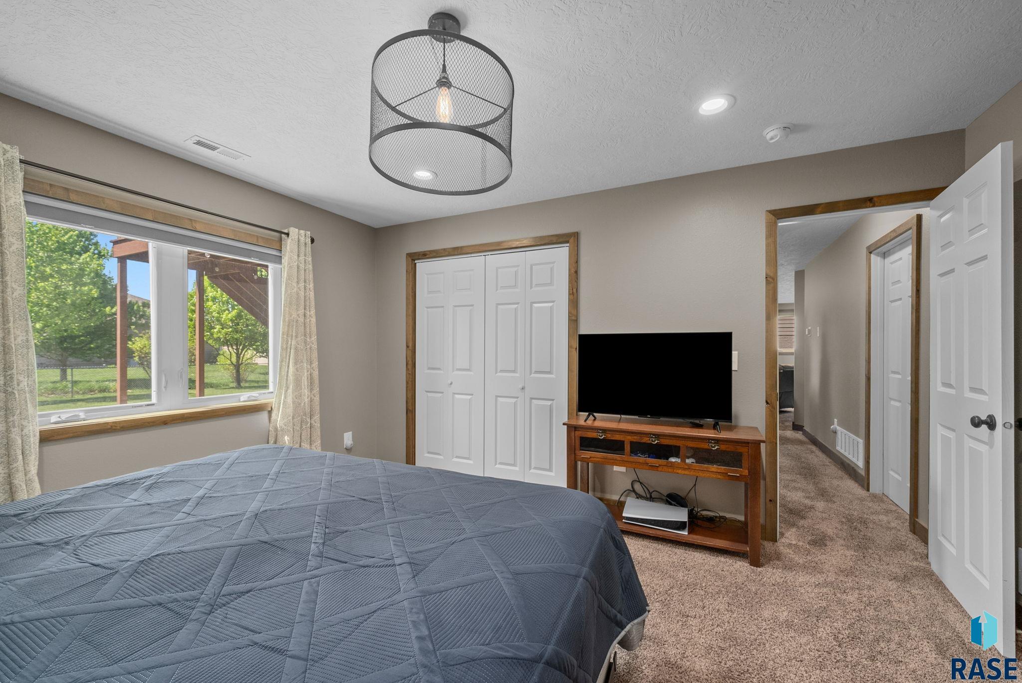 2413 S Purdue Ave Avenue, Sioux Falls, New Jersey image 35