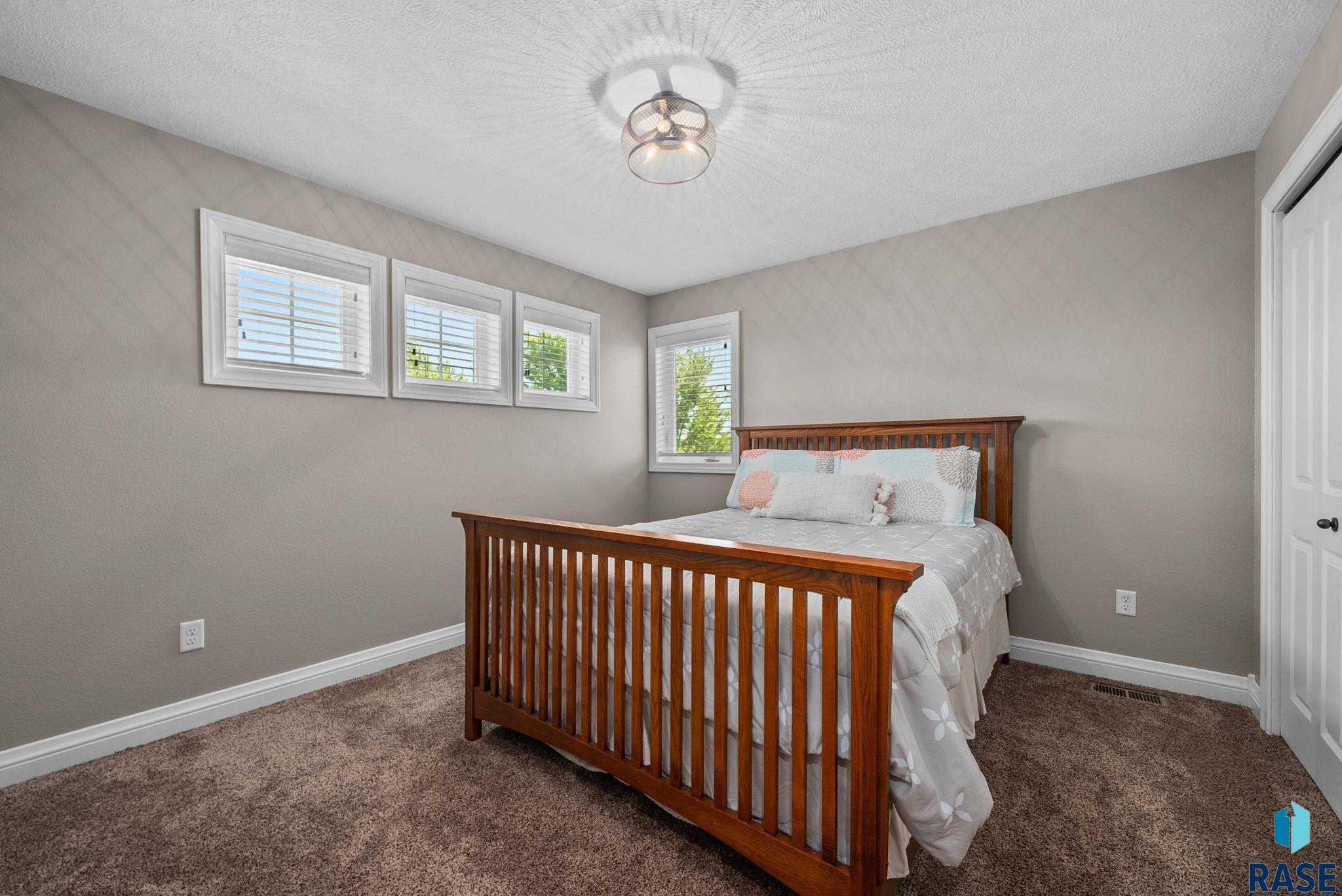 2413 S Purdue Ave Avenue, Sioux Falls, New Jersey image 27