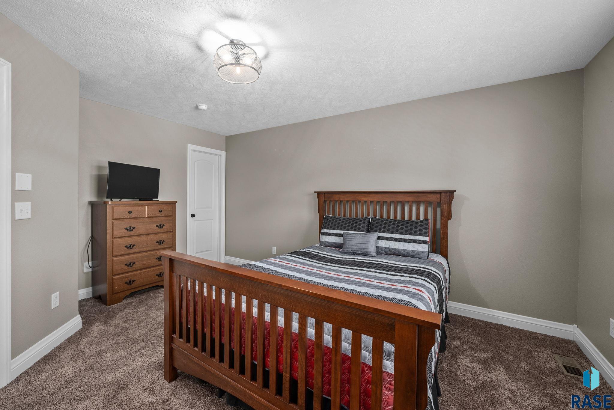 2413 S Purdue Ave Avenue, Sioux Falls, New Jersey image 24