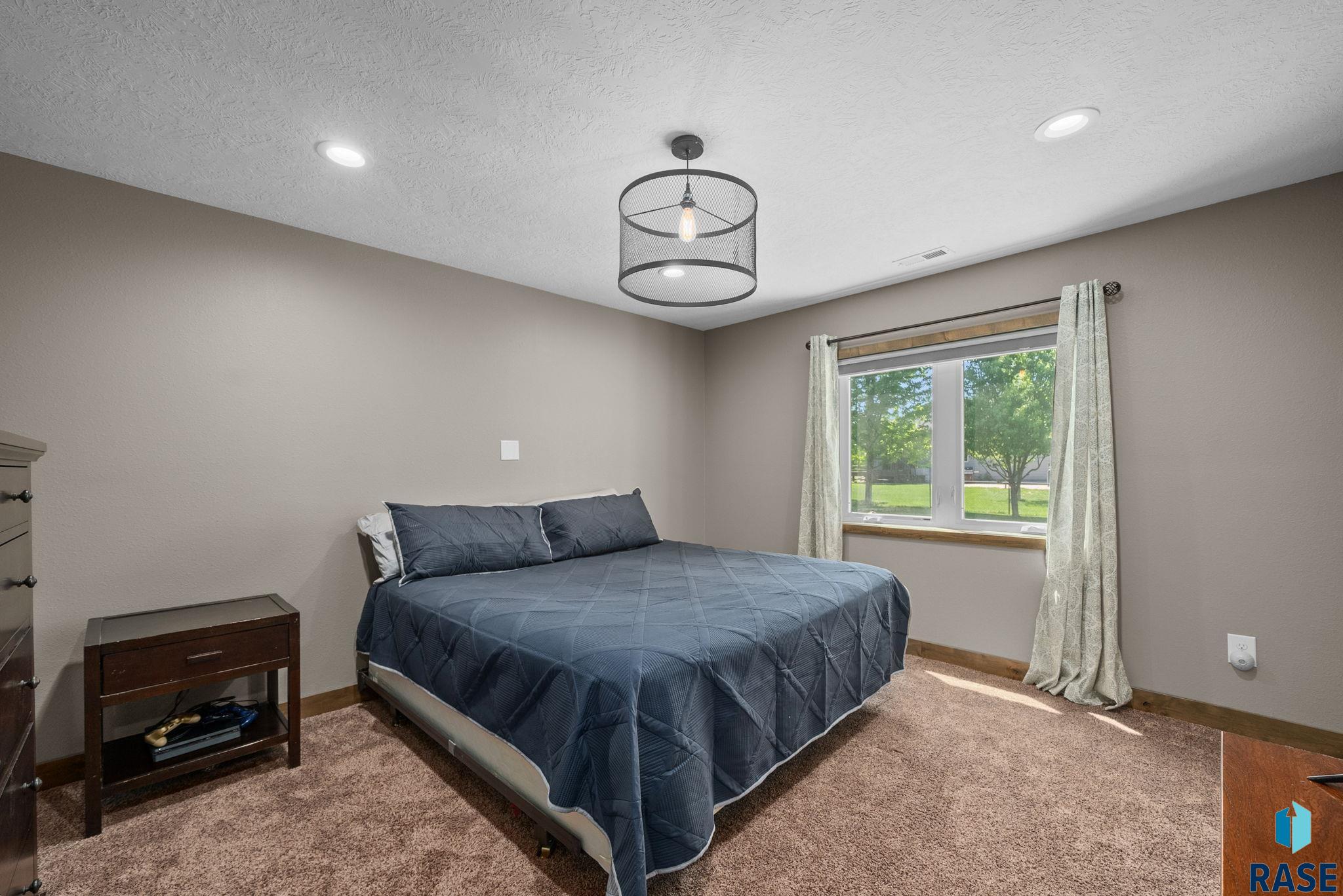 2413 S Purdue Ave Avenue, Sioux Falls, New Jersey image 36