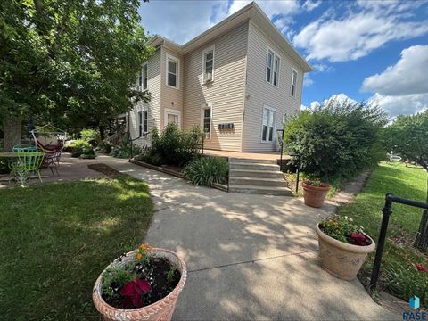 Photo of 1035 N Spring Ave, Sioux Falls, SD 57104 (MLS # 22502951)