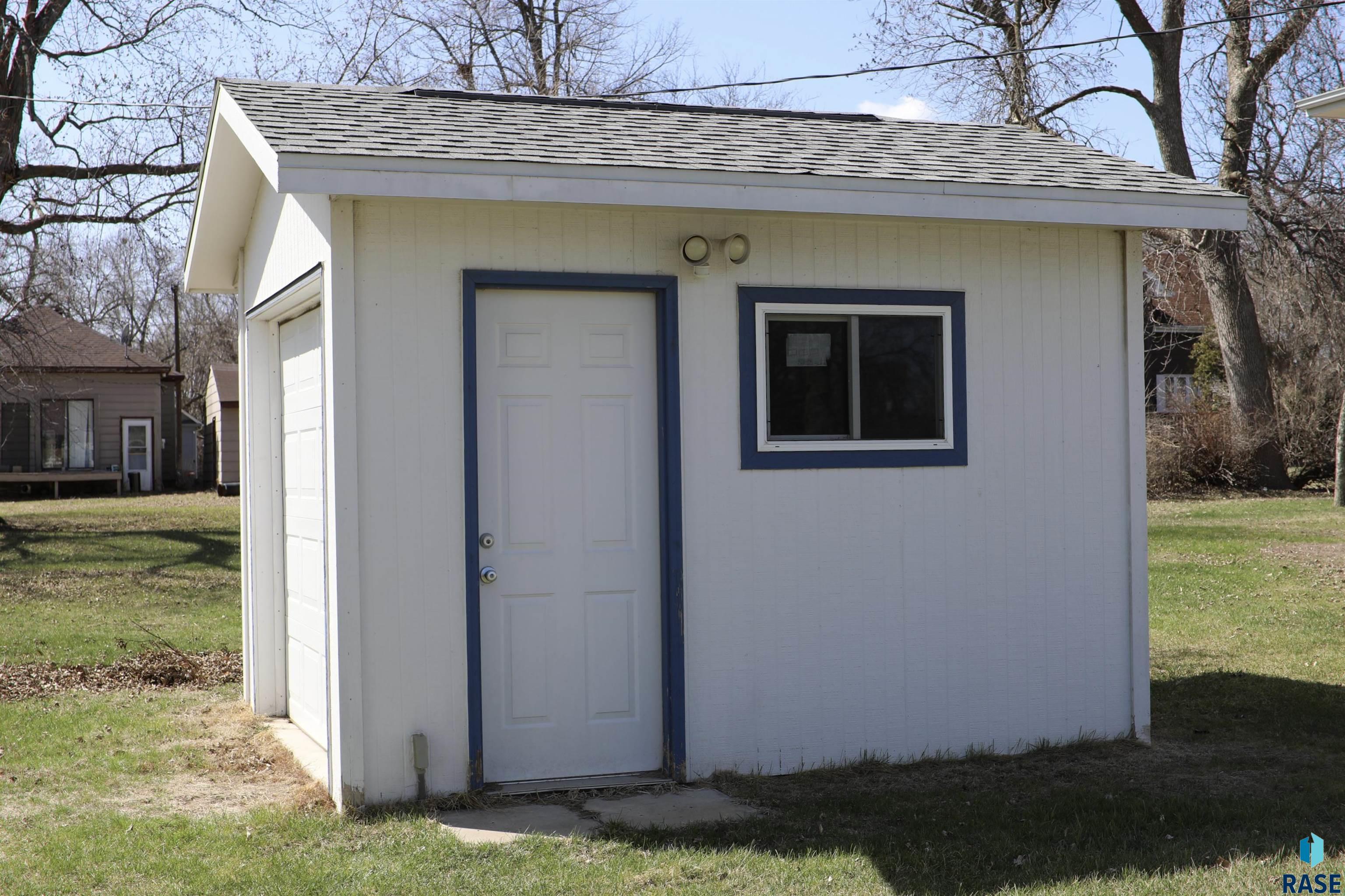 305 N Main St Street, Lennox, South Dakota image 2