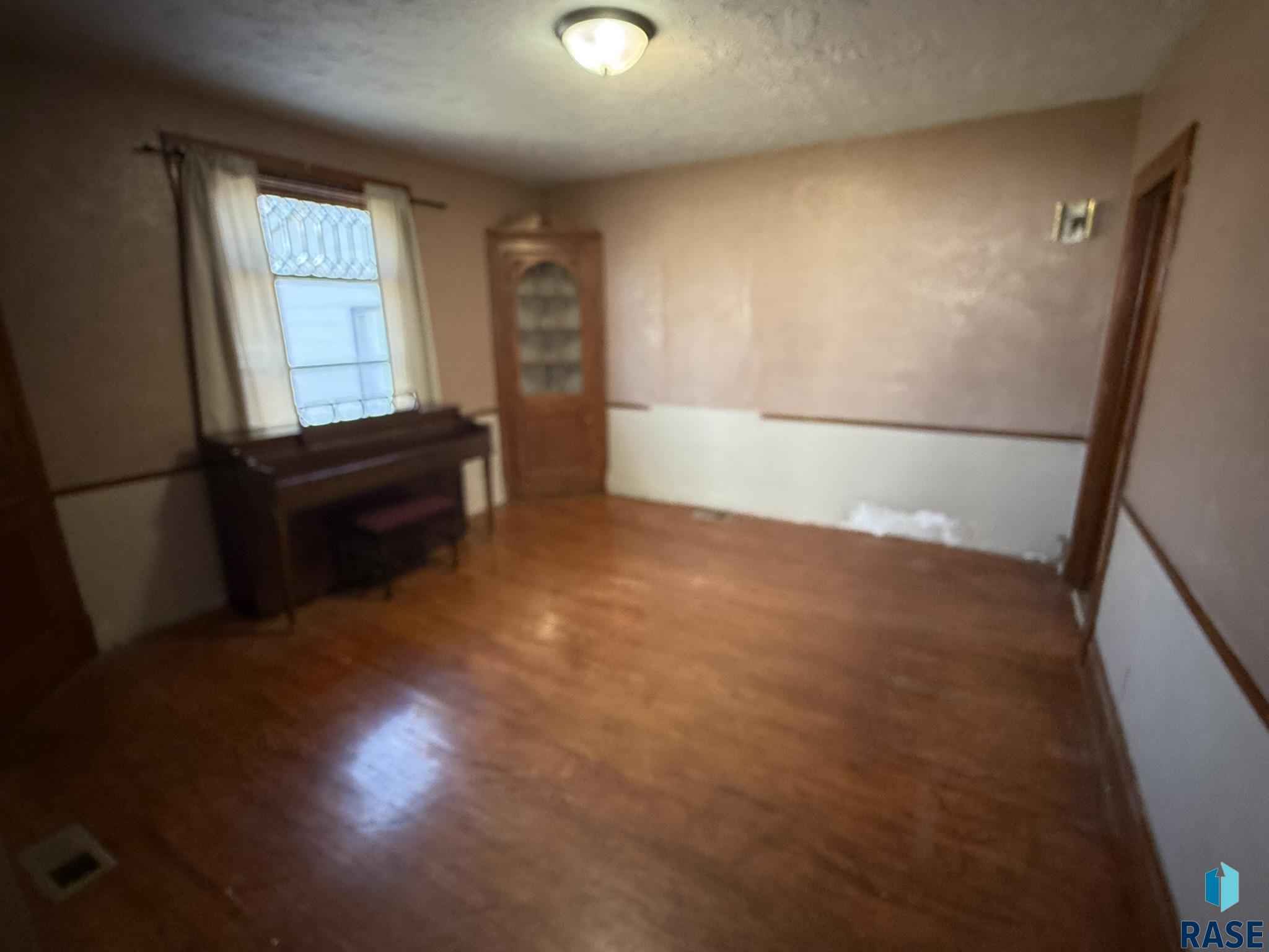 305 N Main St Street, Lennox, South Dakota image 8