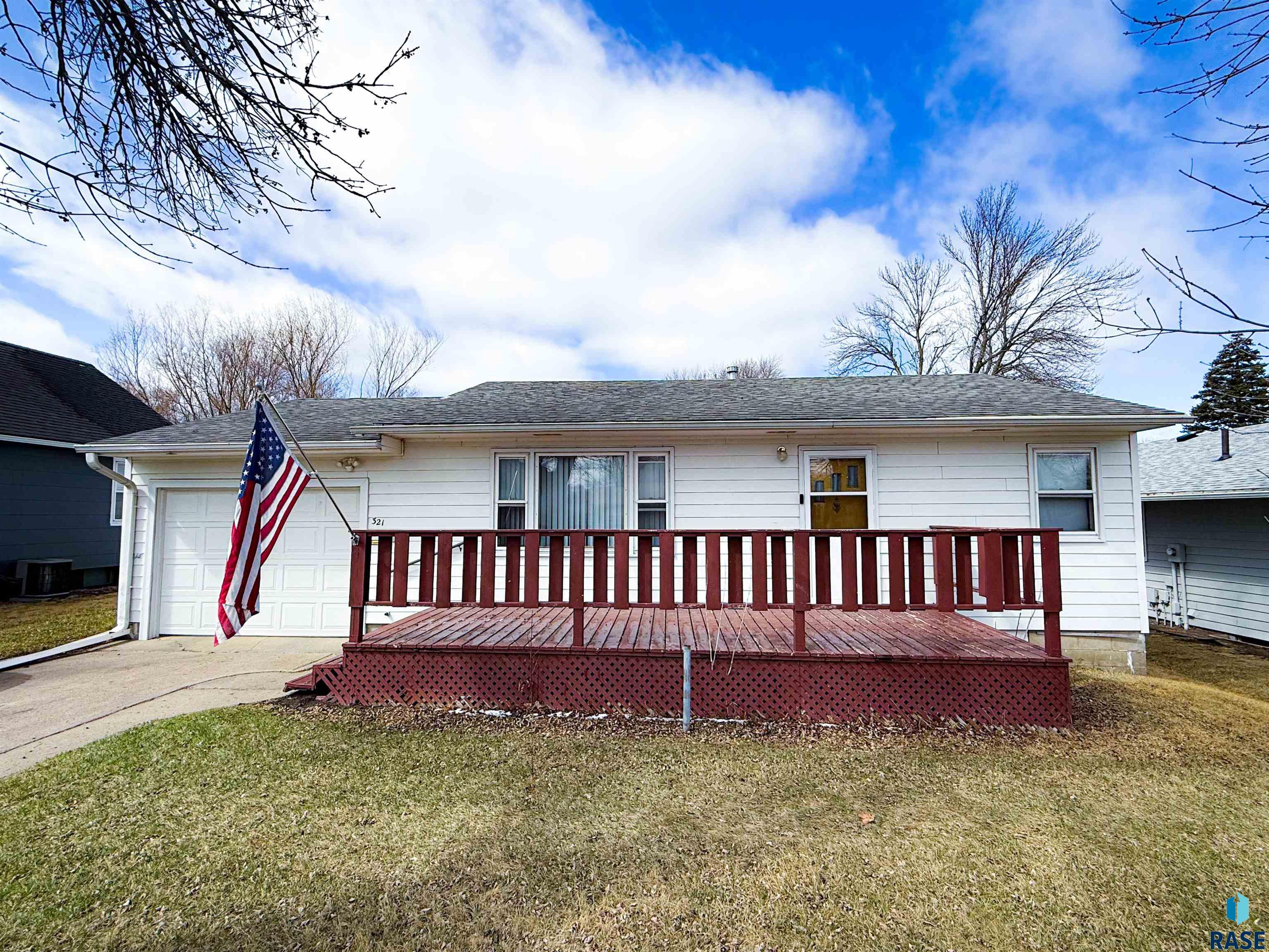 321 N Olive Ave Avenue, Madison, South Dakota image 1