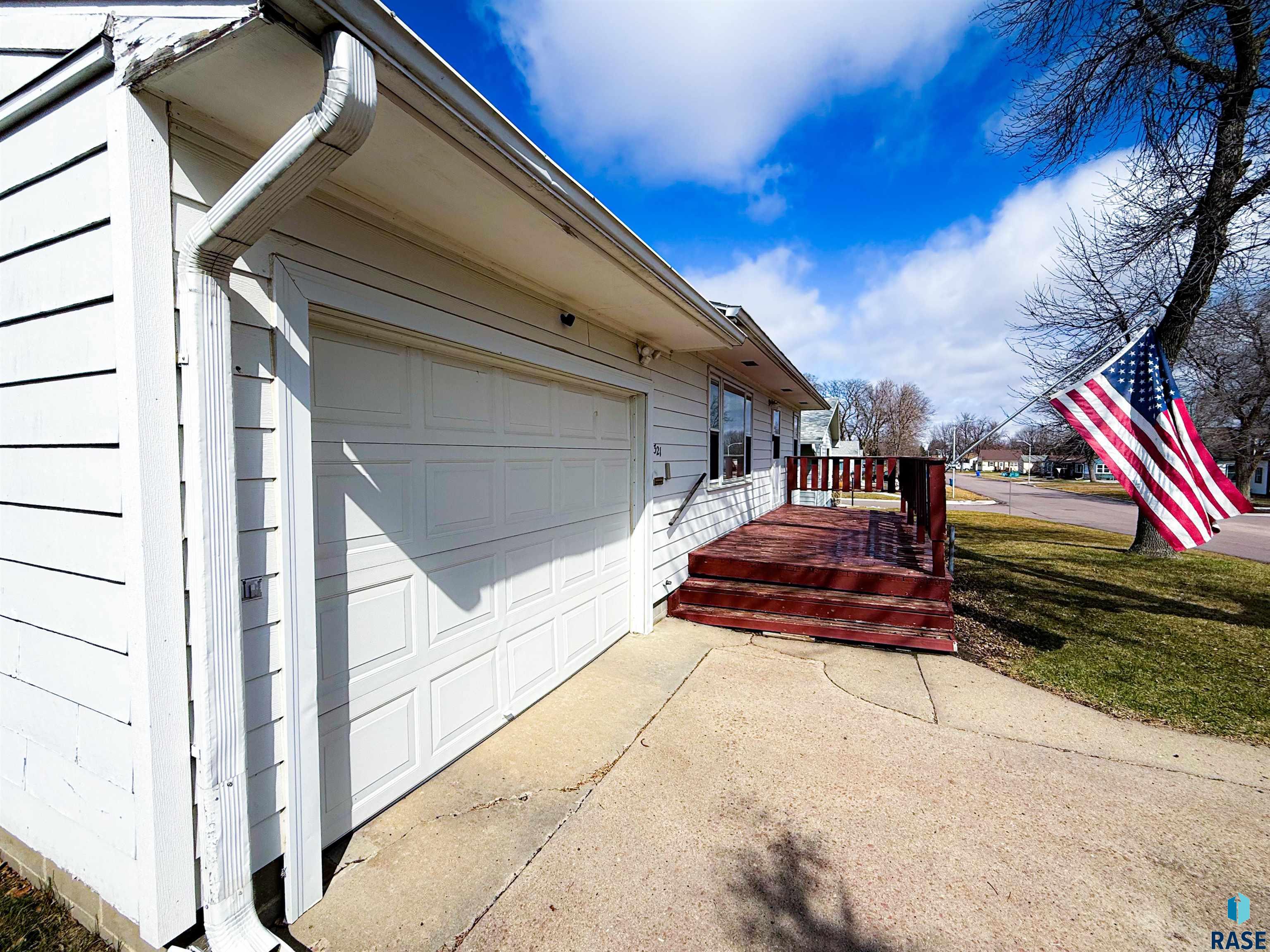 321 N Olive Ave Avenue, Madison, South Dakota image 3