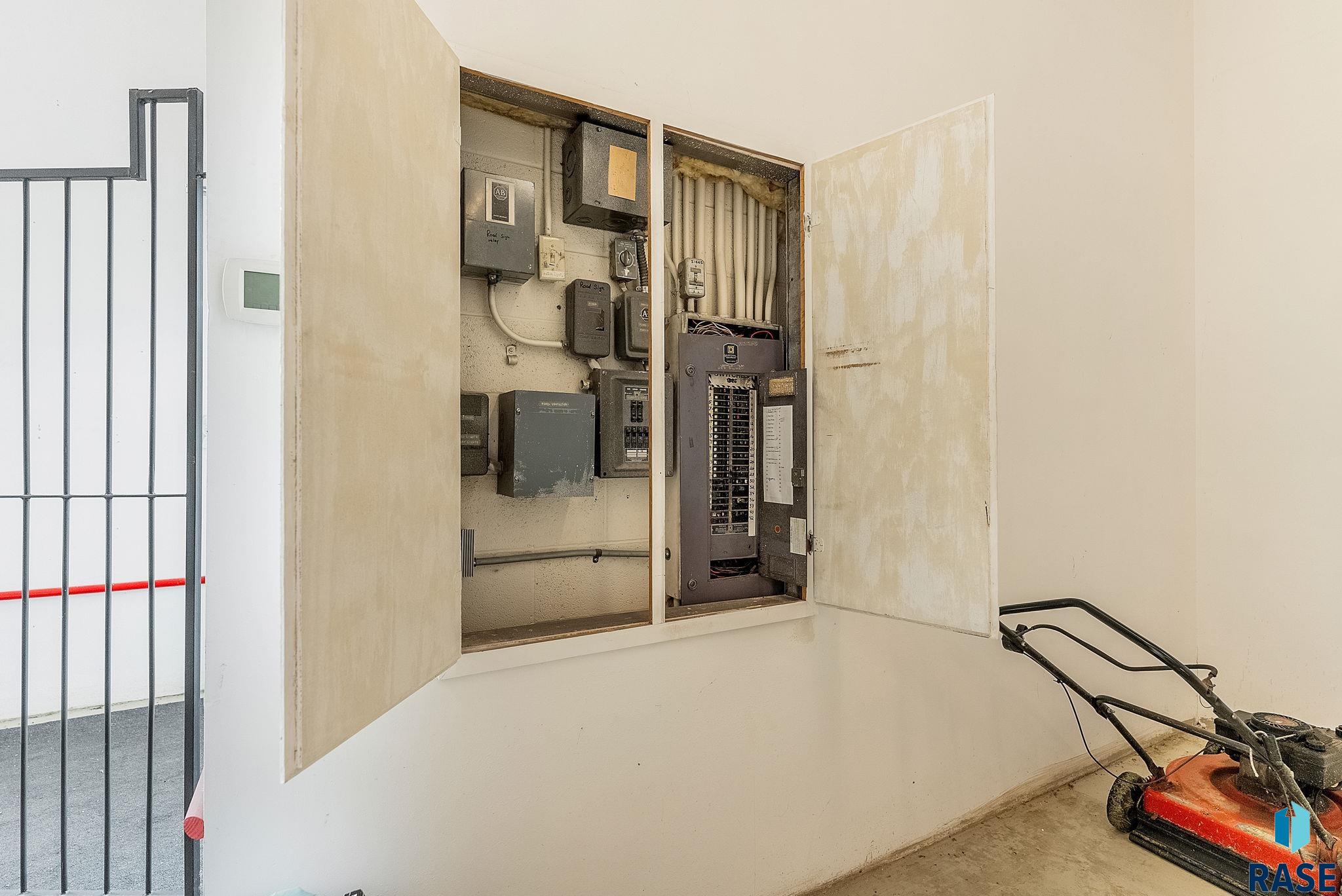 2715 E 10th St