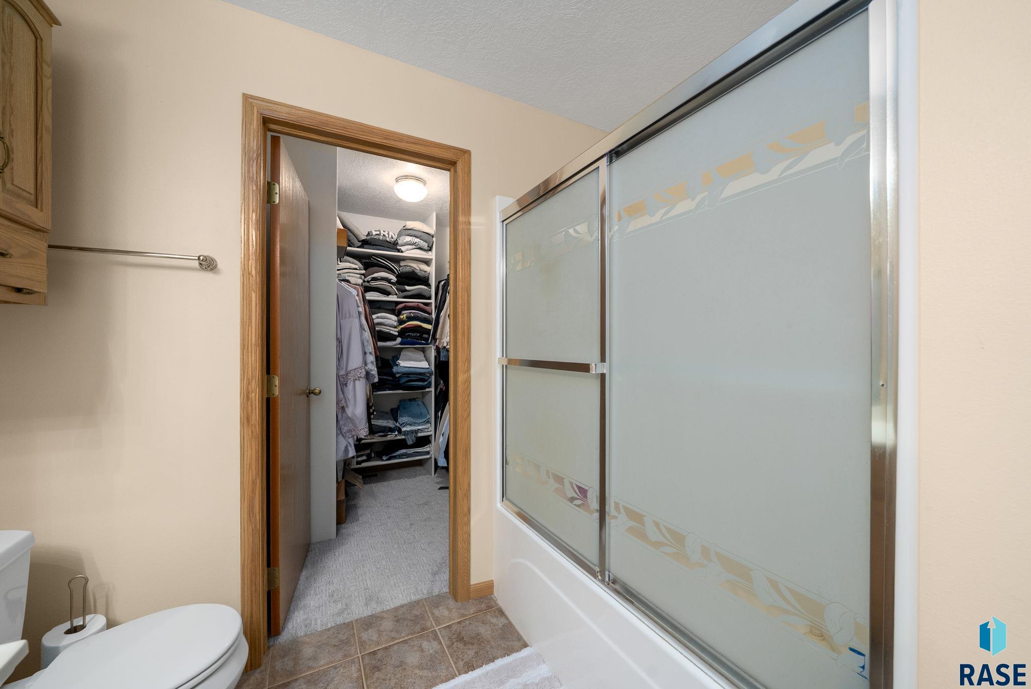 Sioux Falls, South Dakota 57103, United States, 3 Bedrooms Bedrooms, ,3 BathroomsBathrooms,Residential,Pending,148680