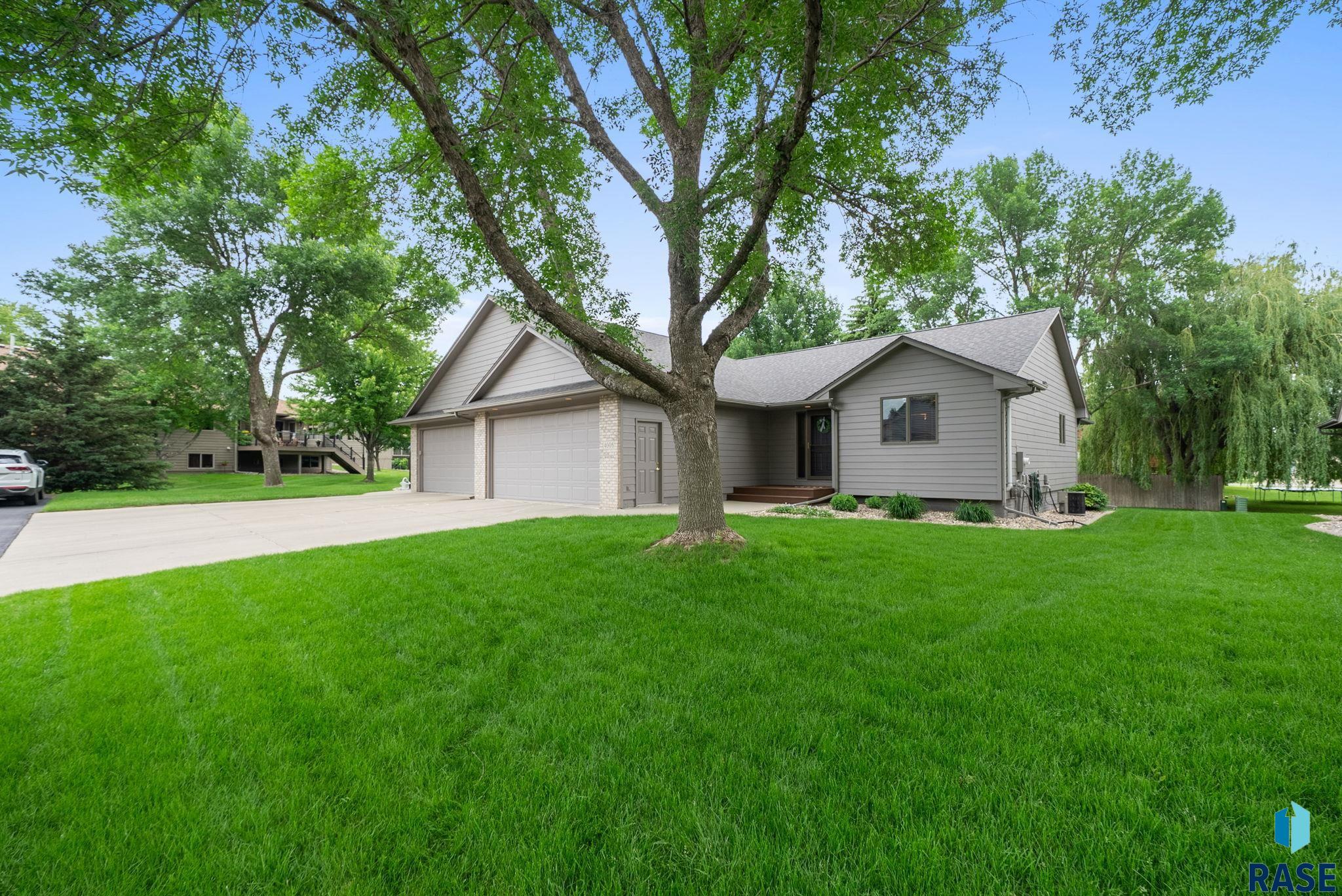 Sioux Falls, South Dakota 57103, United States, 3 Bedrooms Bedrooms, ,3 BathroomsBathrooms,Residential,Pending,148680