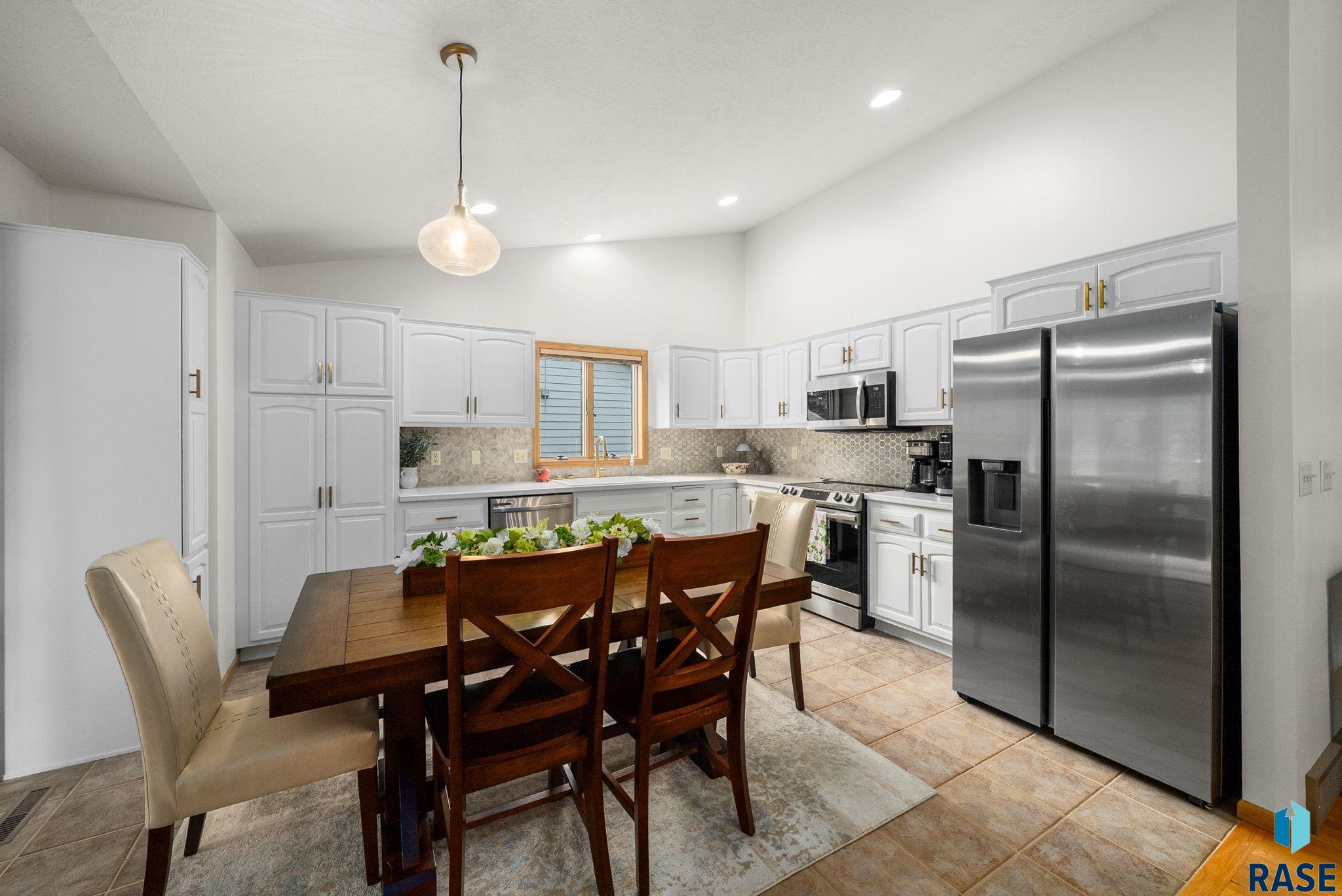 Sioux Falls, South Dakota 57103, United States, 3 Bedrooms Bedrooms, ,3 BathroomsBathrooms,Residential,Pending,148680