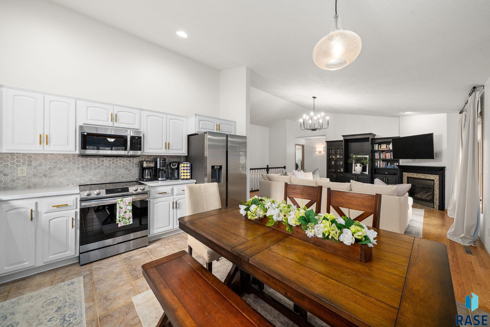 Sioux Falls, South Dakota 57103, United States, 3 Bedrooms Bedrooms, ,3 BathroomsBathrooms,Residential,Pending,148680