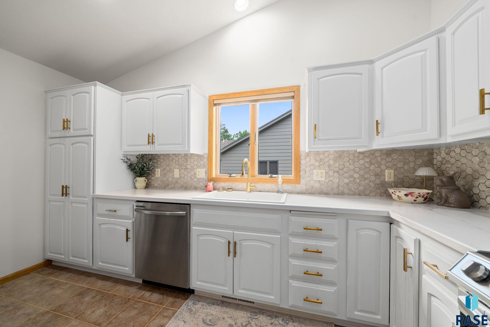 Sioux Falls, South Dakota 57103, United States, 3 Bedrooms Bedrooms, ,3 BathroomsBathrooms,Residential,Pending,148680