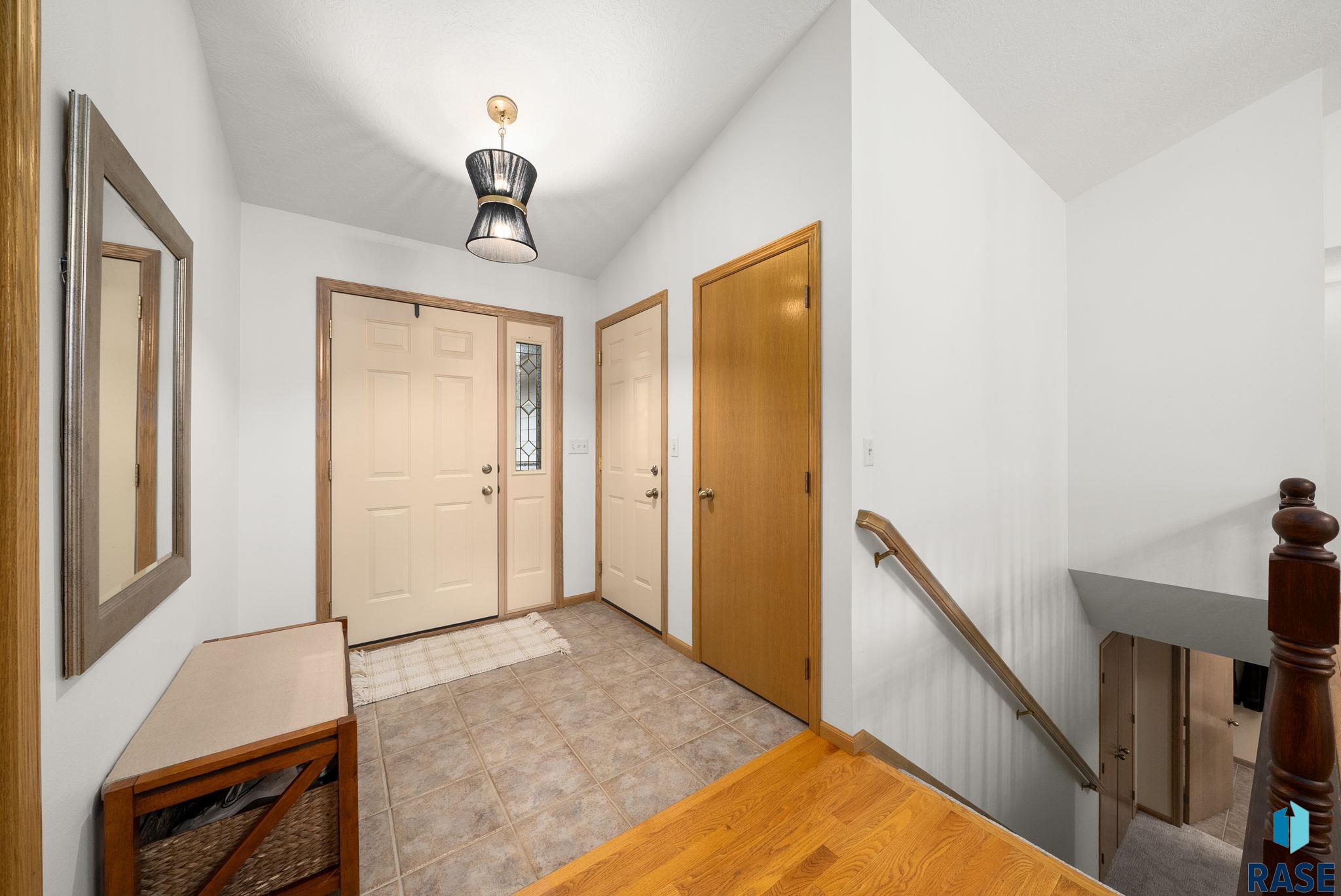 Sioux Falls, South Dakota 57103, United States, 3 Bedrooms Bedrooms, ,3 BathroomsBathrooms,Residential,Pending,148680