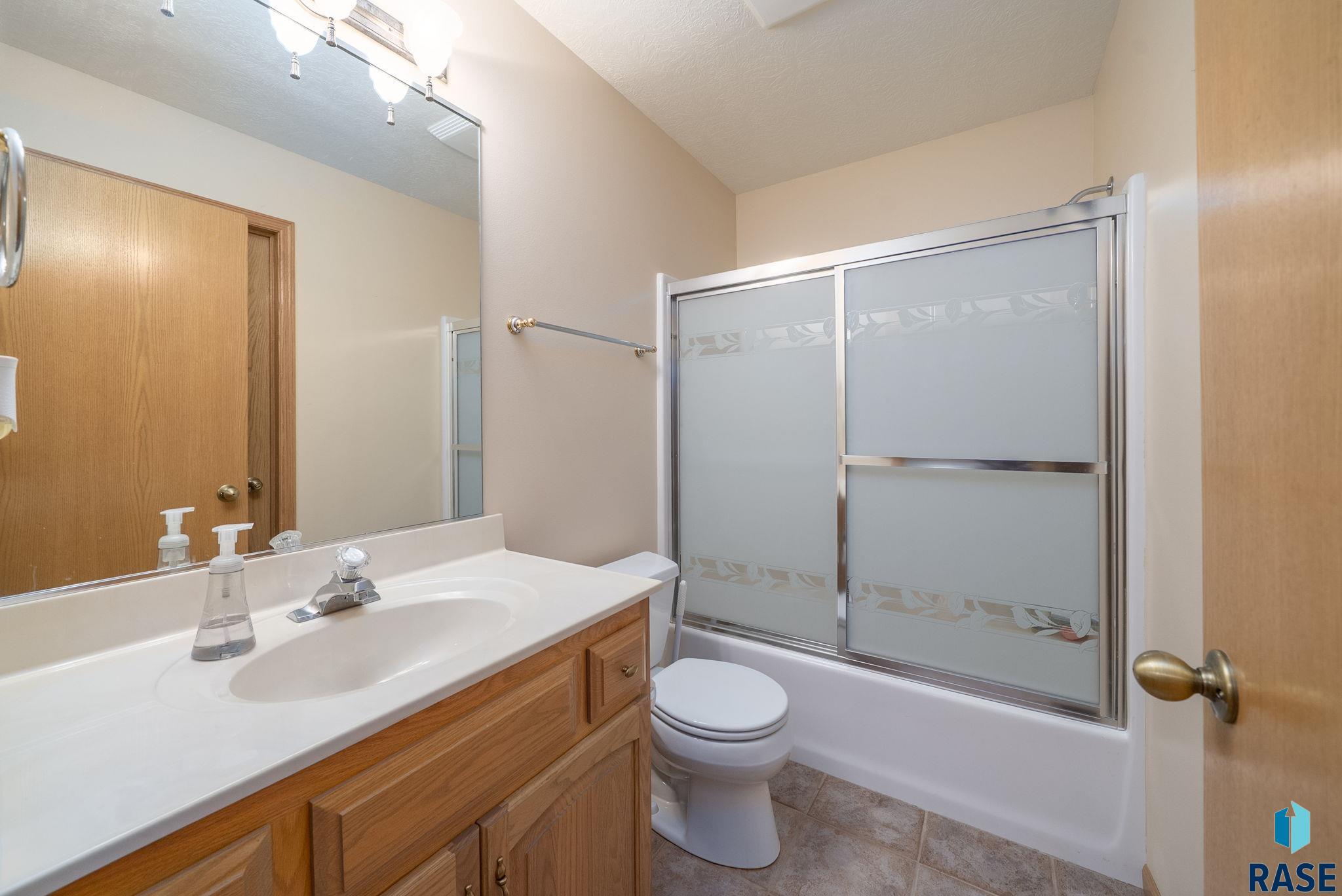 Sioux Falls, South Dakota 57103, United States, 3 Bedrooms Bedrooms, ,3 BathroomsBathrooms,Residential,Pending,148680