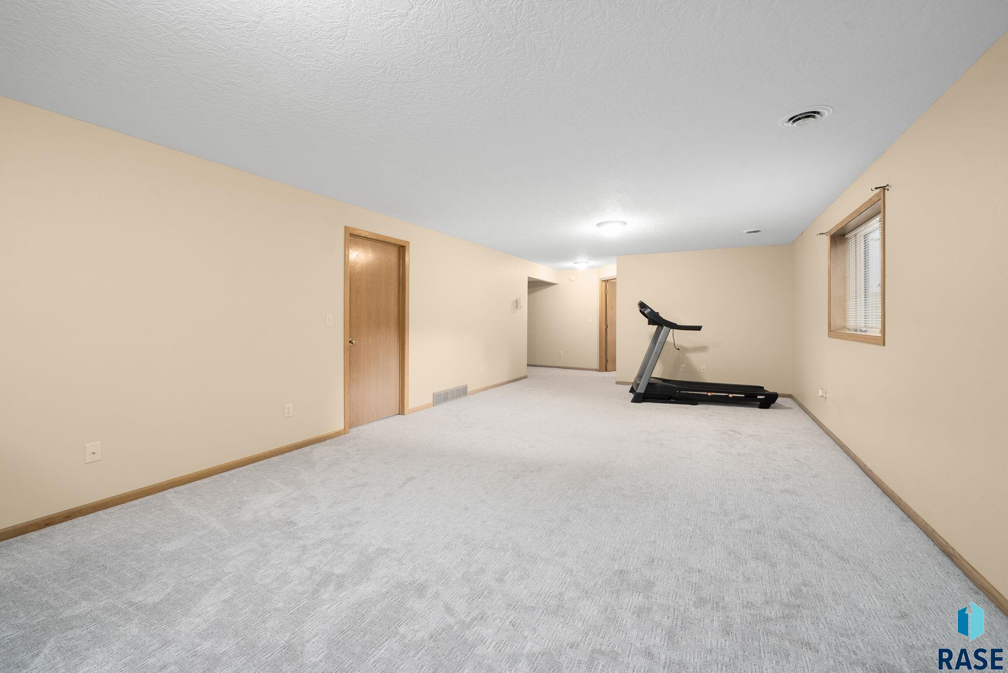 Sioux Falls, South Dakota 57103, United States, 3 Bedrooms Bedrooms, ,3 BathroomsBathrooms,Residential,Pending,148680