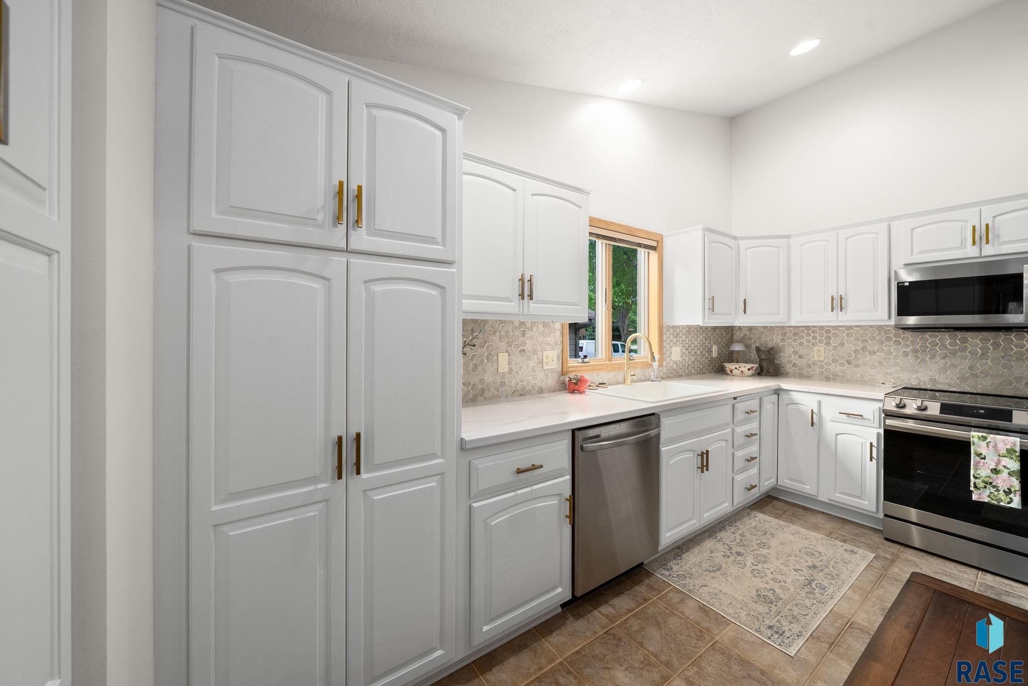 Sioux Falls, South Dakota 57103, United States, 3 Bedrooms Bedrooms, ,3 BathroomsBathrooms,Residential,Pending,148680