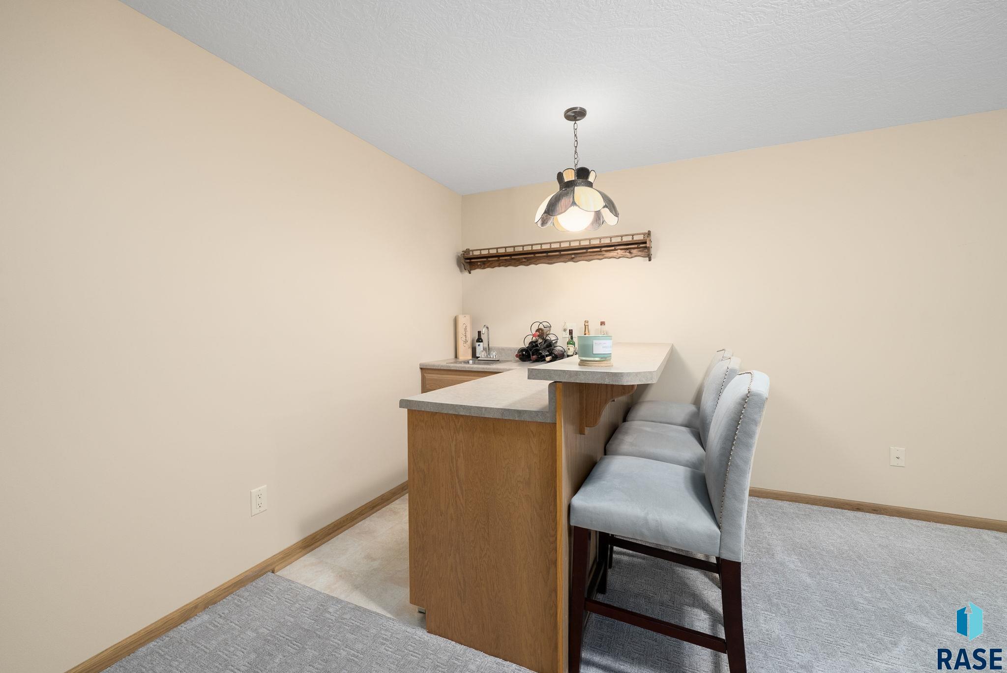 Sioux Falls, South Dakota 57103, United States, 3 Bedrooms Bedrooms, ,3 BathroomsBathrooms,Residential,Pending,148680