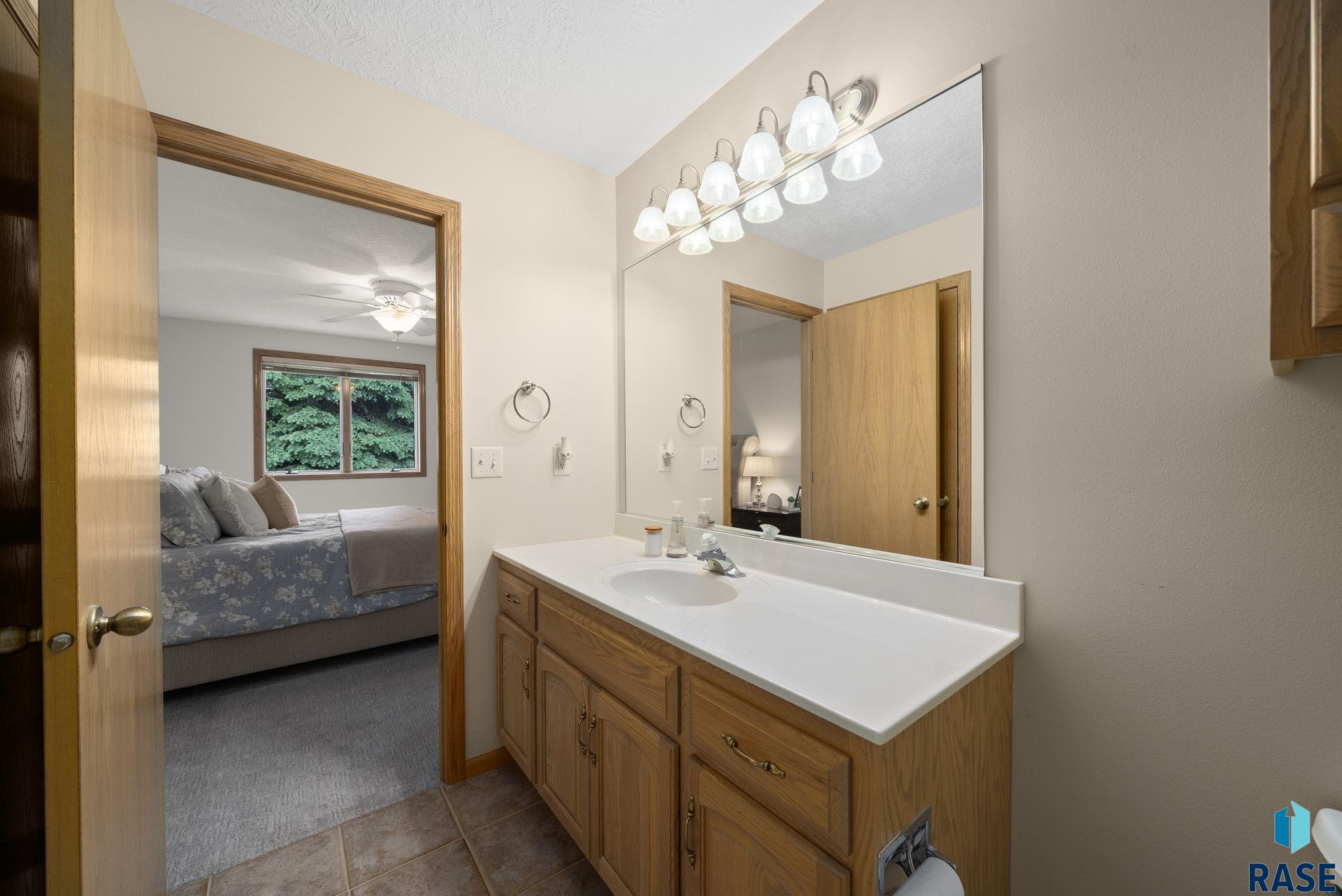 Sioux Falls, South Dakota 57103, United States, 3 Bedrooms Bedrooms, ,3 BathroomsBathrooms,Residential,Pending,148680