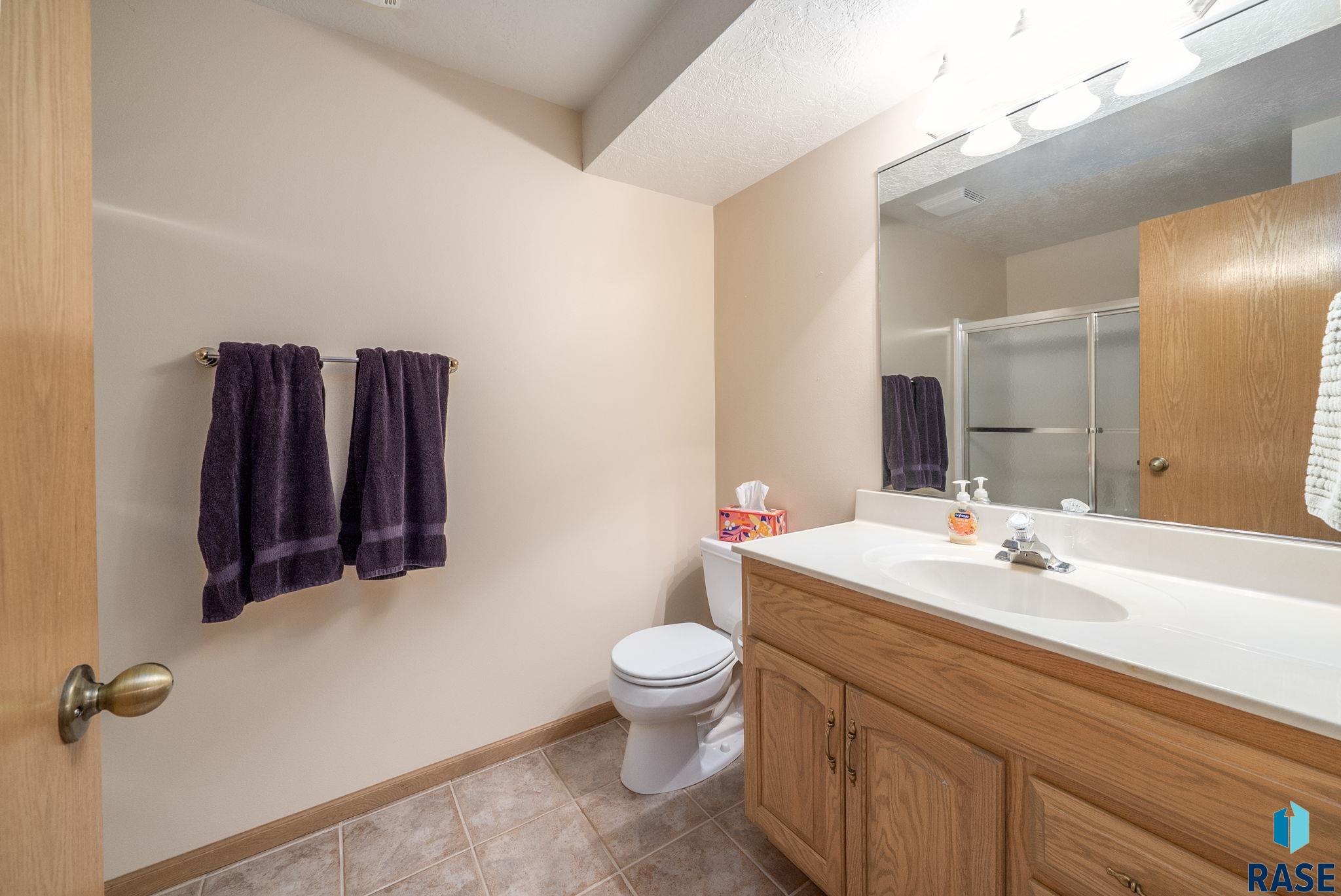 Sioux Falls, South Dakota 57103, United States, 3 Bedrooms Bedrooms, ,3 BathroomsBathrooms,Residential,Pending,148680