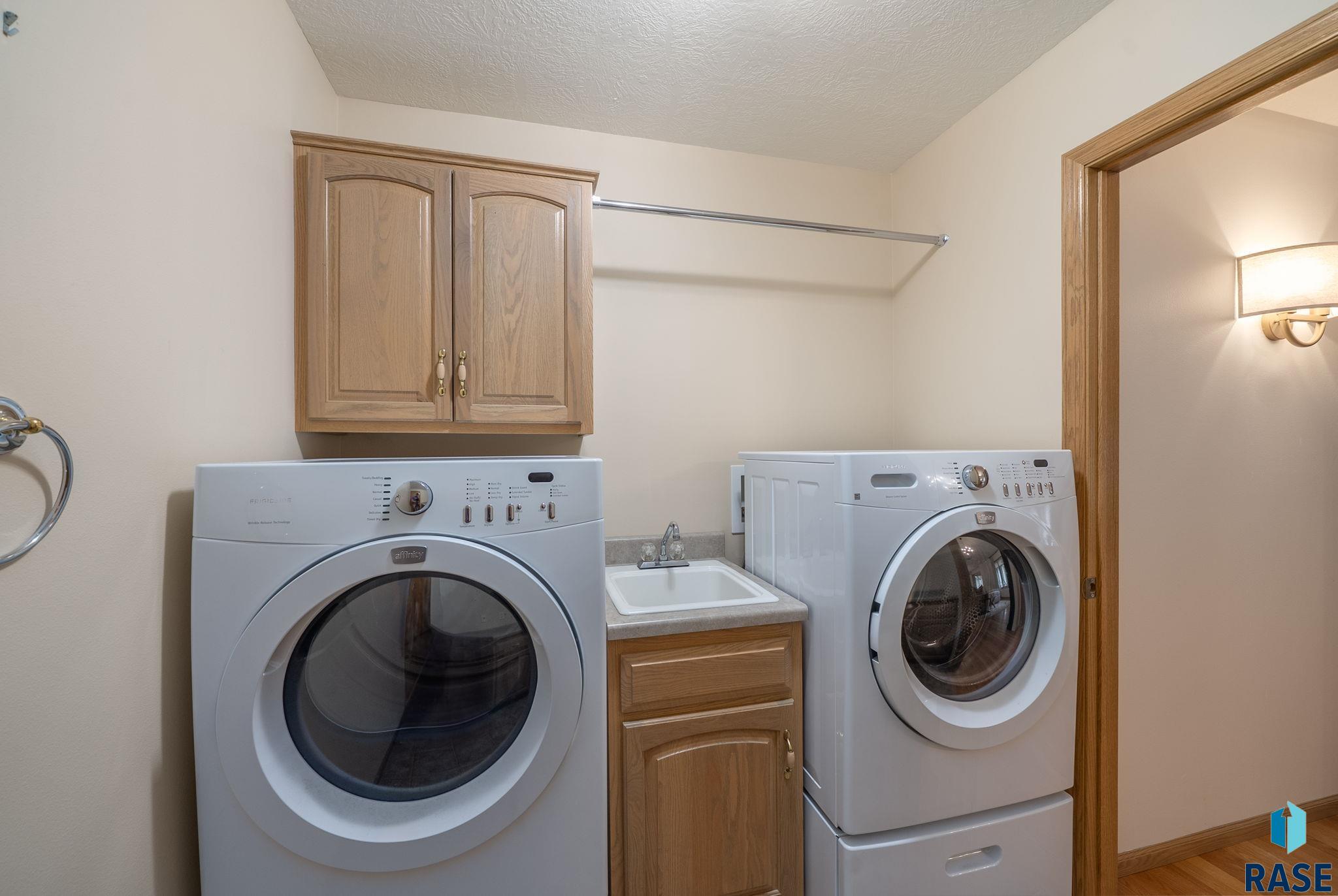 Sioux Falls, South Dakota 57103, United States, 3 Bedrooms Bedrooms, ,3 BathroomsBathrooms,Residential,Pending,148680