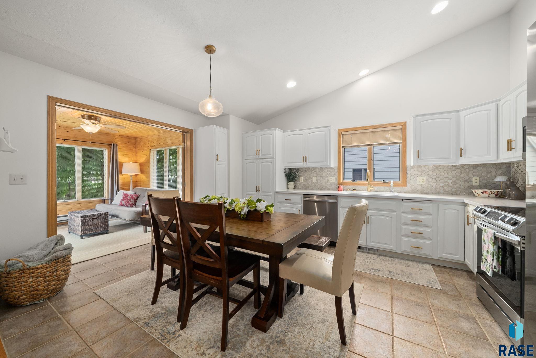 Sioux Falls, South Dakota 57103, United States, 3 Bedrooms Bedrooms, ,3 BathroomsBathrooms,Residential,Pending,148680