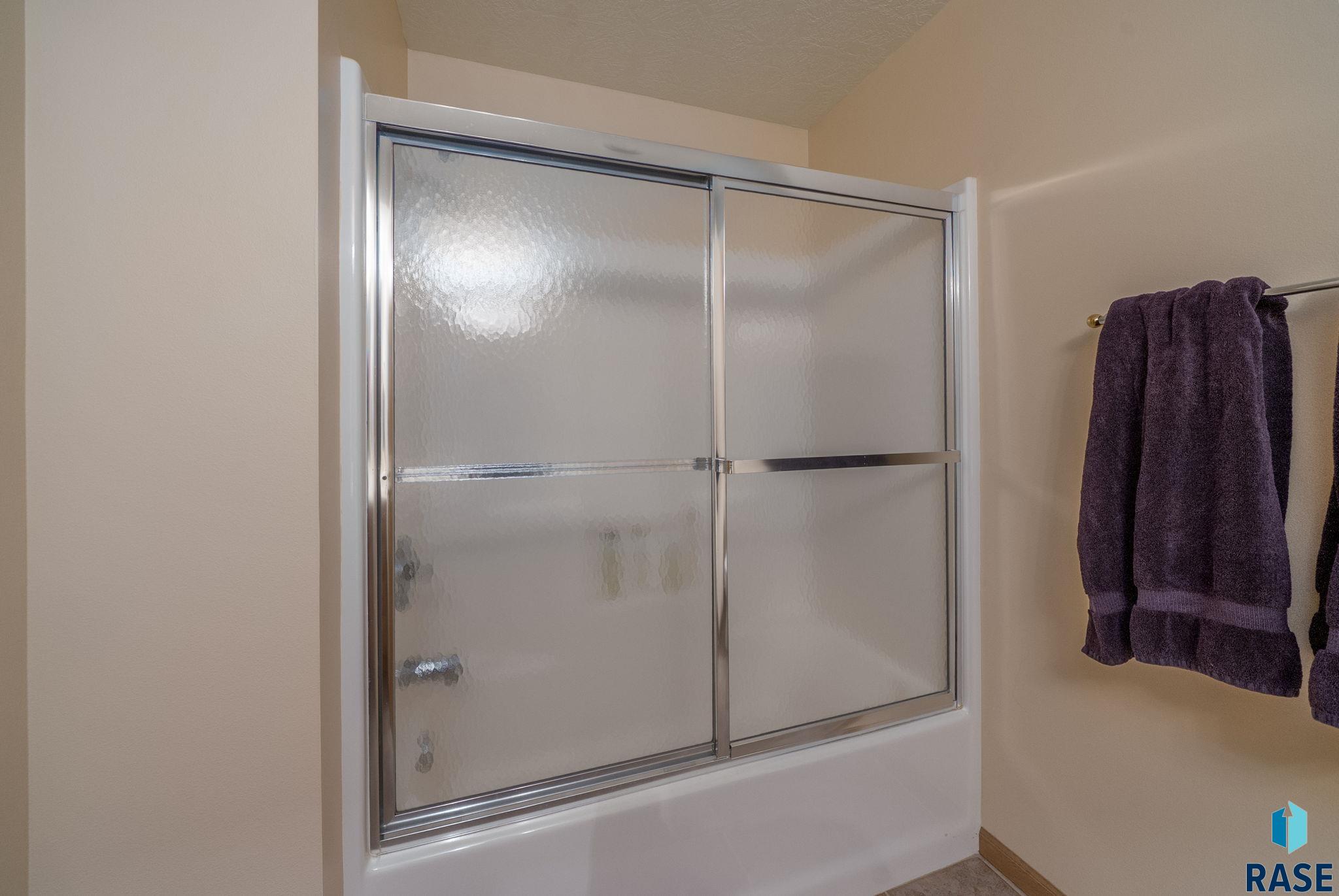 Sioux Falls, South Dakota 57103, United States, 3 Bedrooms Bedrooms, ,3 BathroomsBathrooms,Residential,Pending,148680