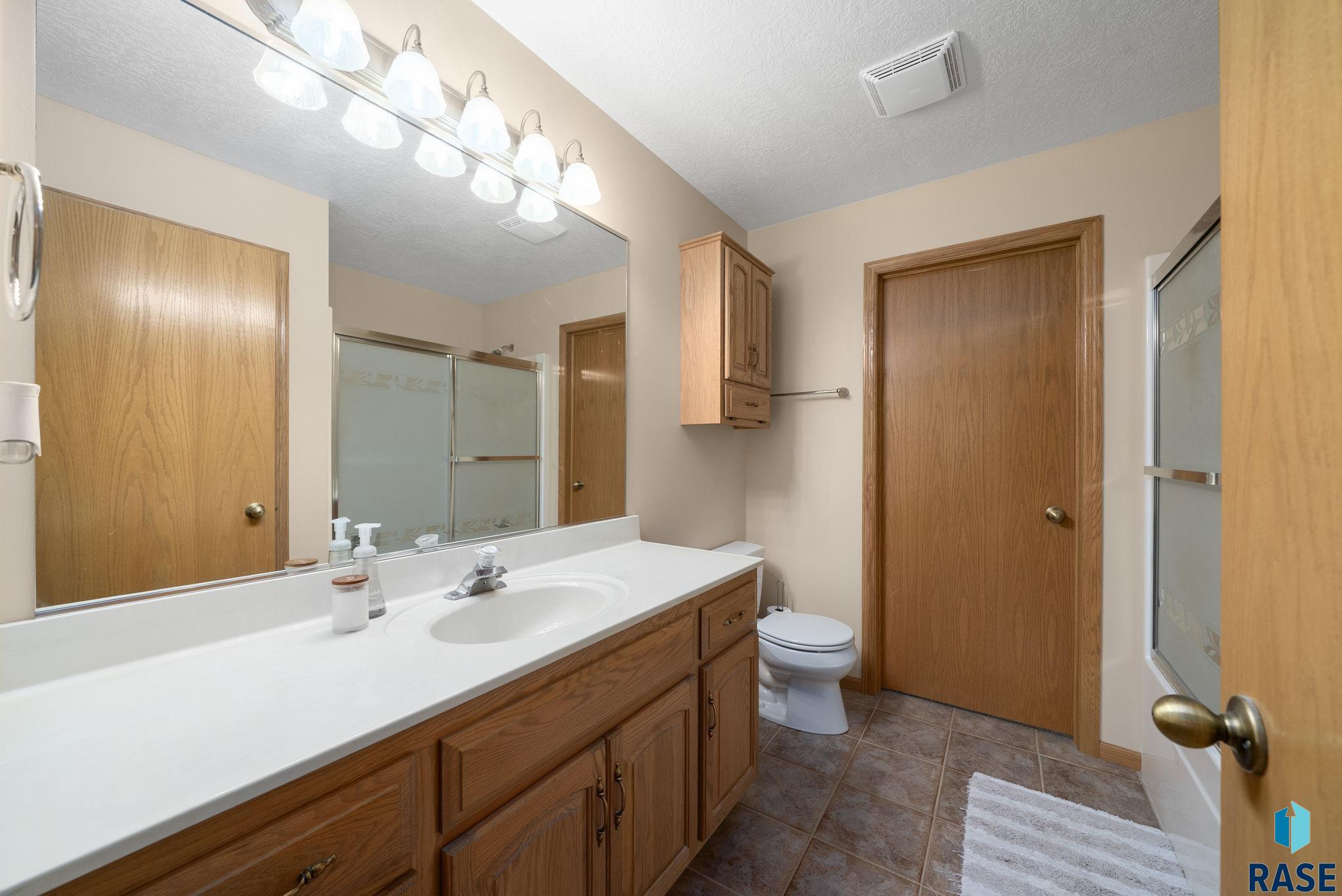 Sioux Falls, South Dakota 57103, United States, 3 Bedrooms Bedrooms, ,3 BathroomsBathrooms,Residential,Pending,148680