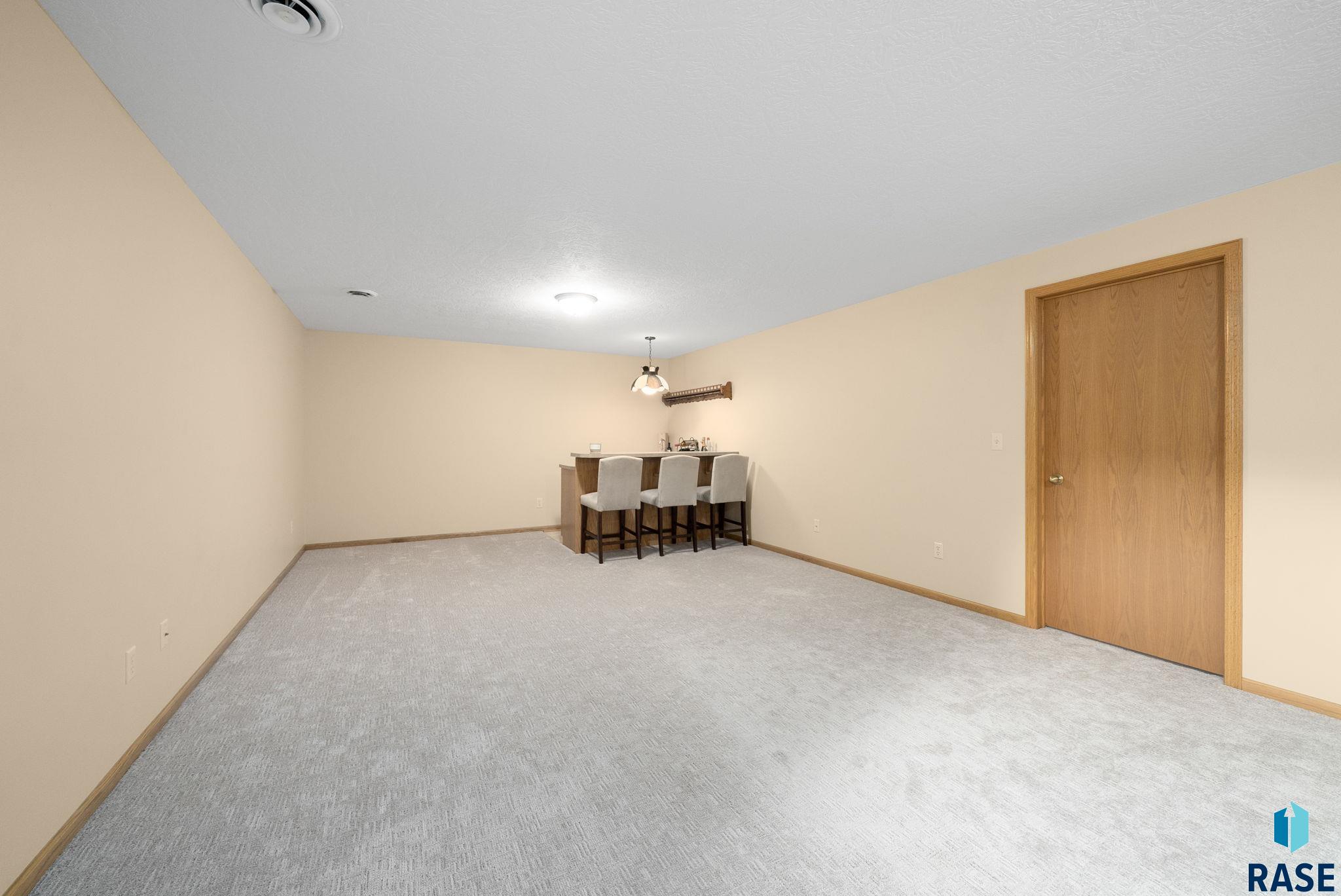 Sioux Falls, South Dakota 57103, United States, 3 Bedrooms Bedrooms, ,3 BathroomsBathrooms,Residential,Pending,148680