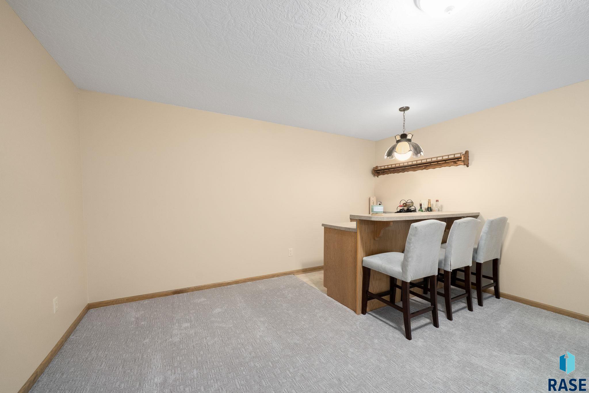 Sioux Falls, South Dakota 57103, United States, 3 Bedrooms Bedrooms, ,3 BathroomsBathrooms,Residential,Pending,148680