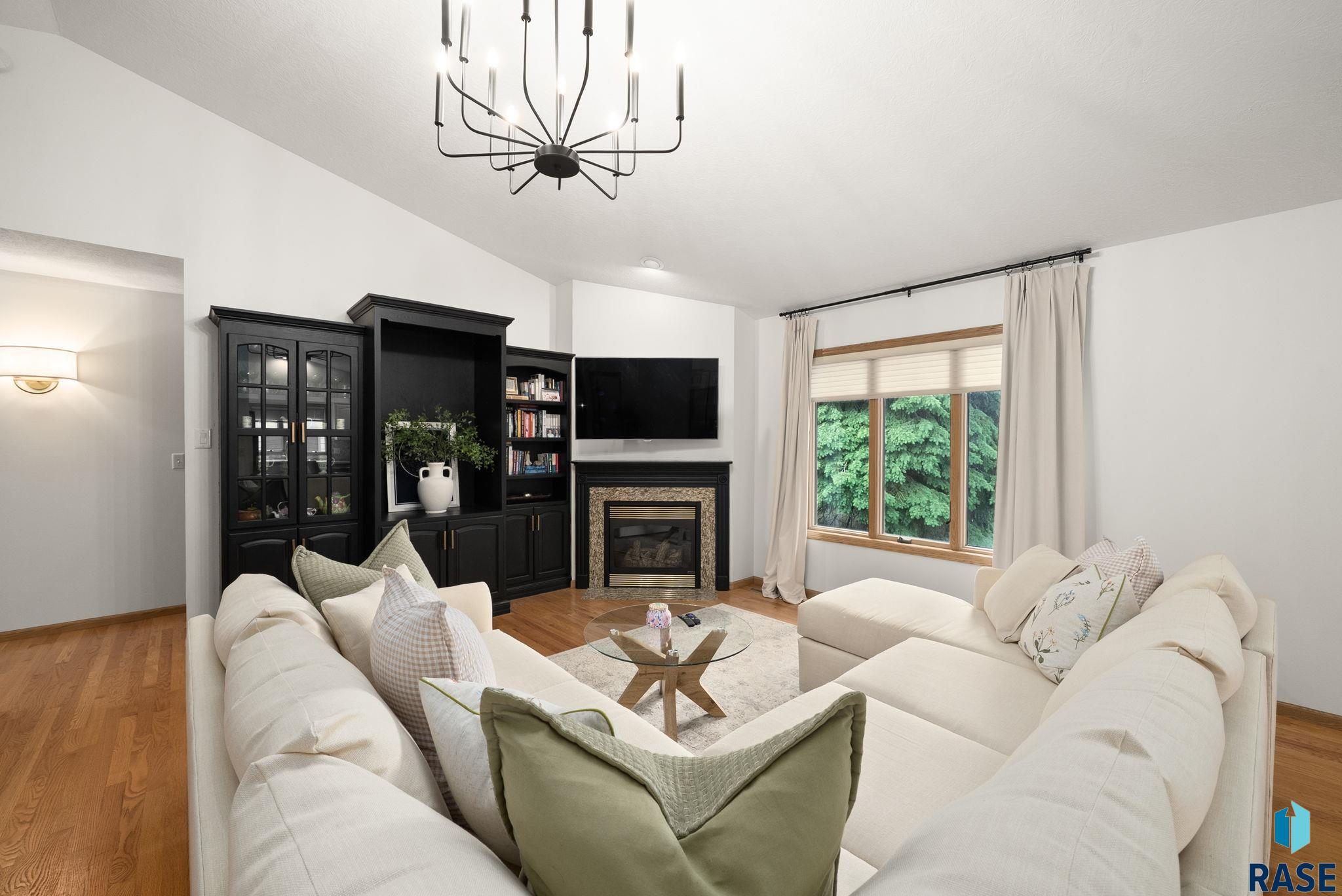 Sioux Falls, South Dakota 57103, United States, 3 Bedrooms Bedrooms, ,3 BathroomsBathrooms,Residential,Pending,148680