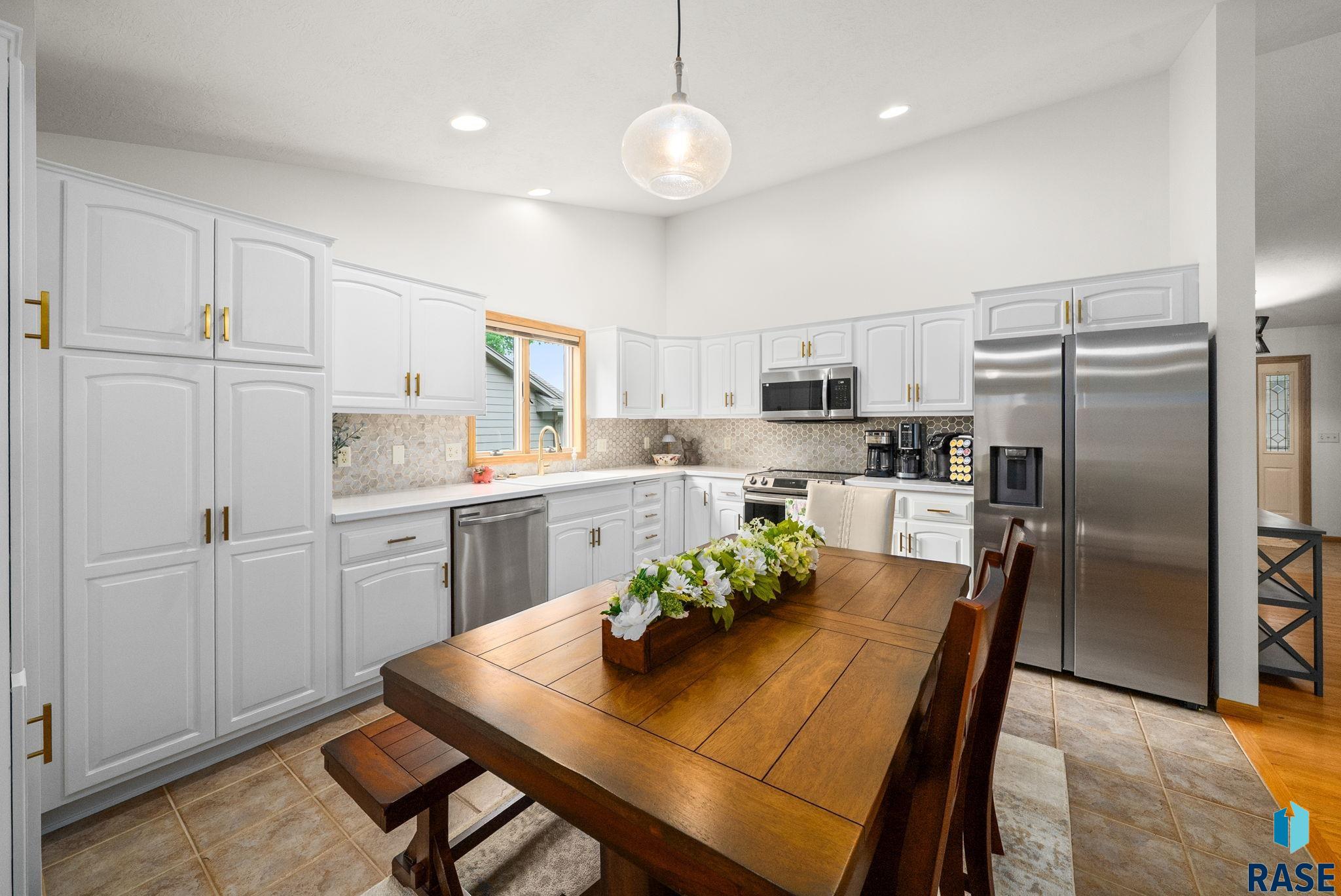 Sioux Falls, South Dakota 57103, United States, 3 Bedrooms Bedrooms, ,3 BathroomsBathrooms,Residential,Pending,148680