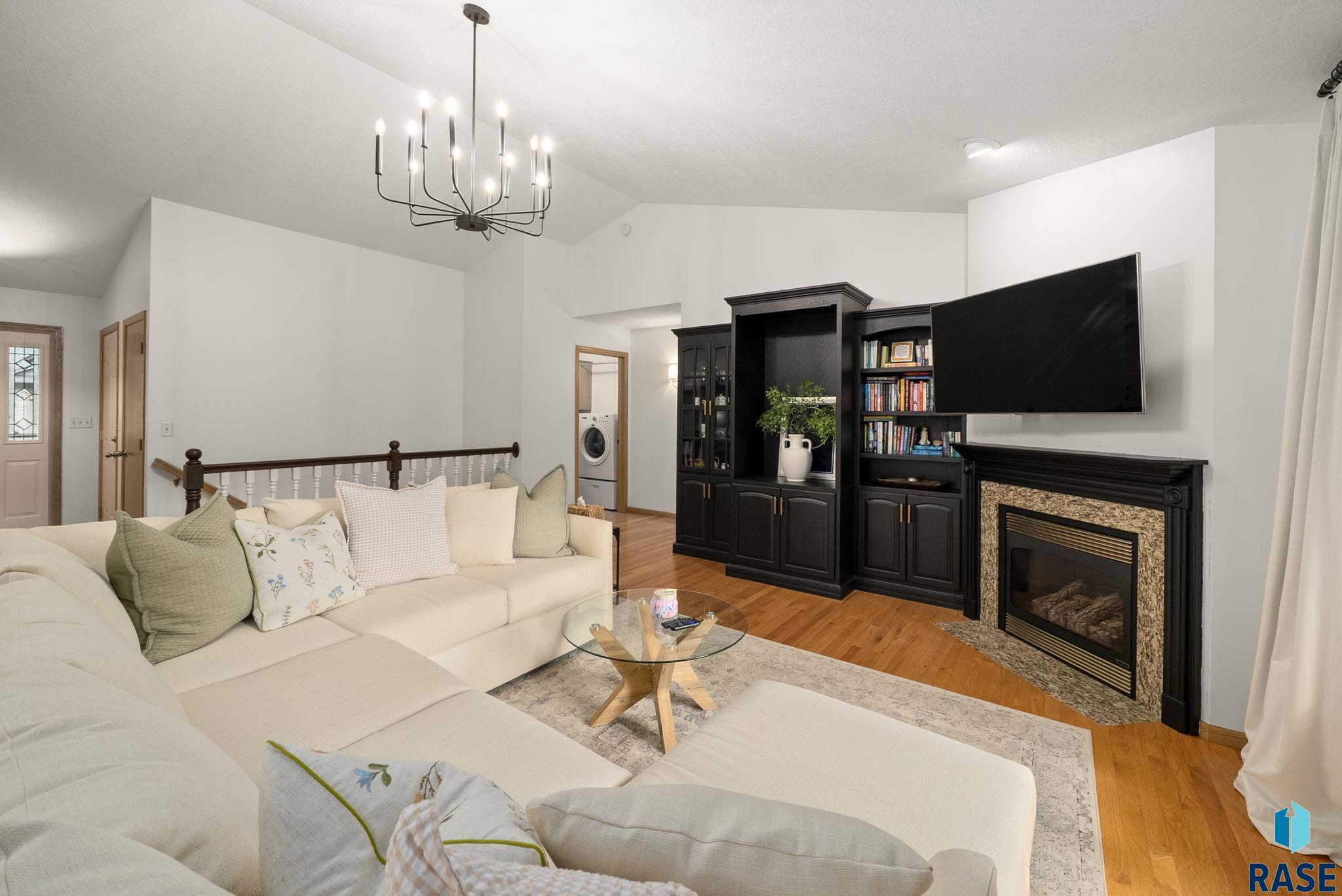 Sioux Falls, South Dakota 57103, United States, 3 Bedrooms Bedrooms, ,3 BathroomsBathrooms,Residential,Pending,148680