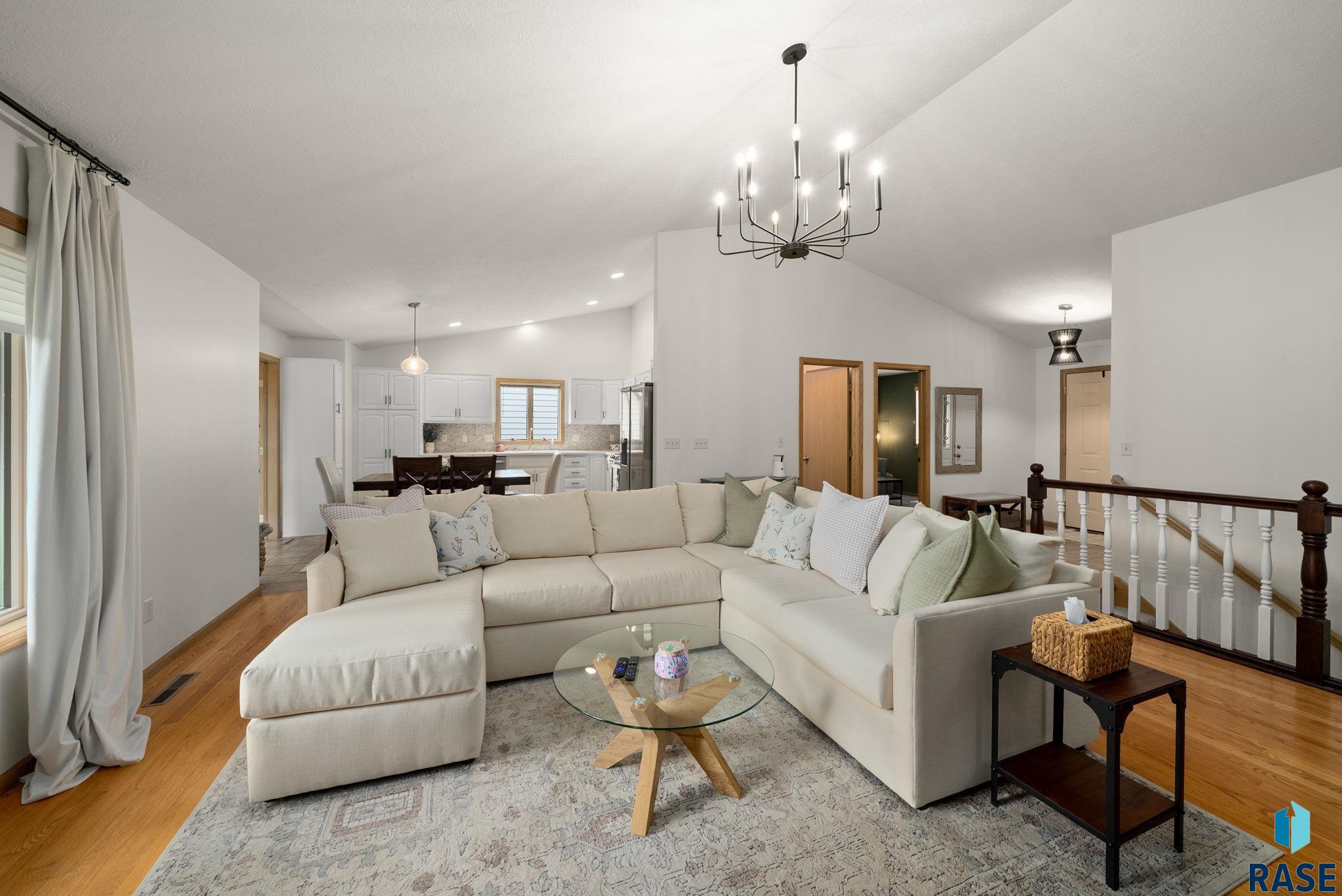 Sioux Falls, South Dakota 57103, United States, 3 Bedrooms Bedrooms, ,3 BathroomsBathrooms,Residential,Pending,148680